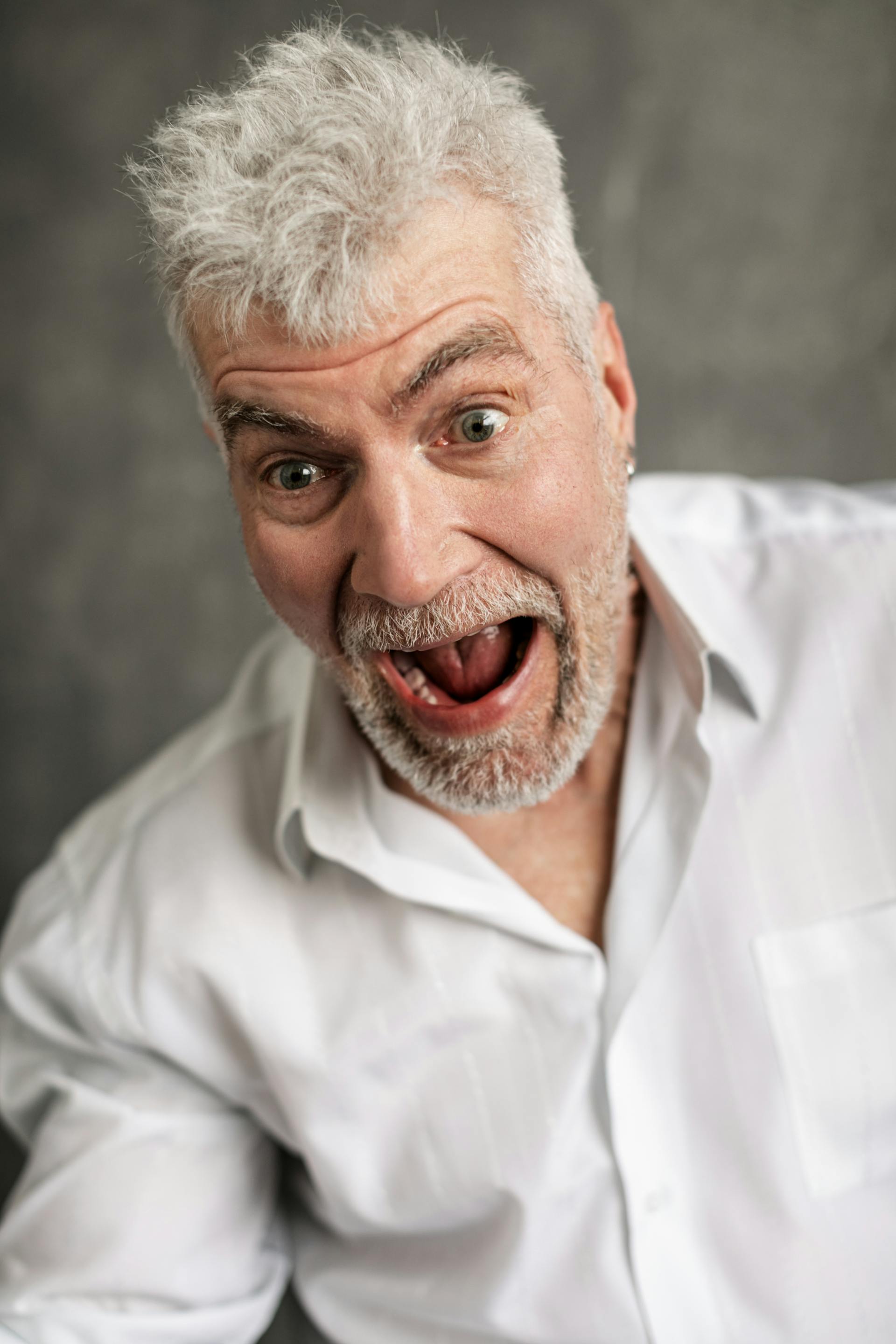 Un homme qui crie à propos de quelque chose | Source : Pexels