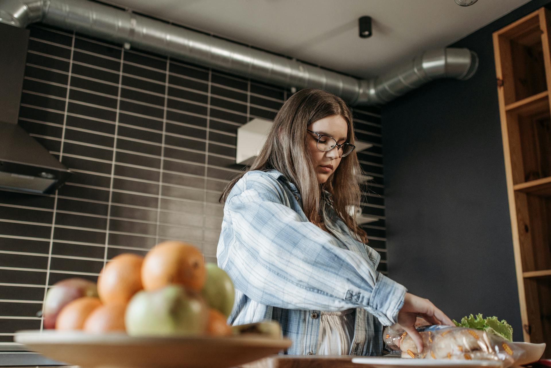 Une femme préparant des aliments dans la cuisine | Source : Pexels