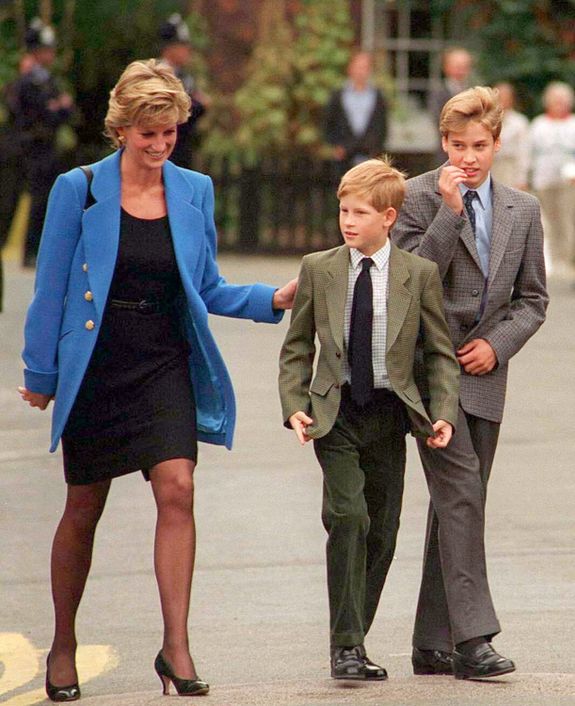 Le Prince William avec Diana, Princesse de Galles et le Prince Harry lors de son premier jour à Eton en septembre 1995. | Source : Getty Images