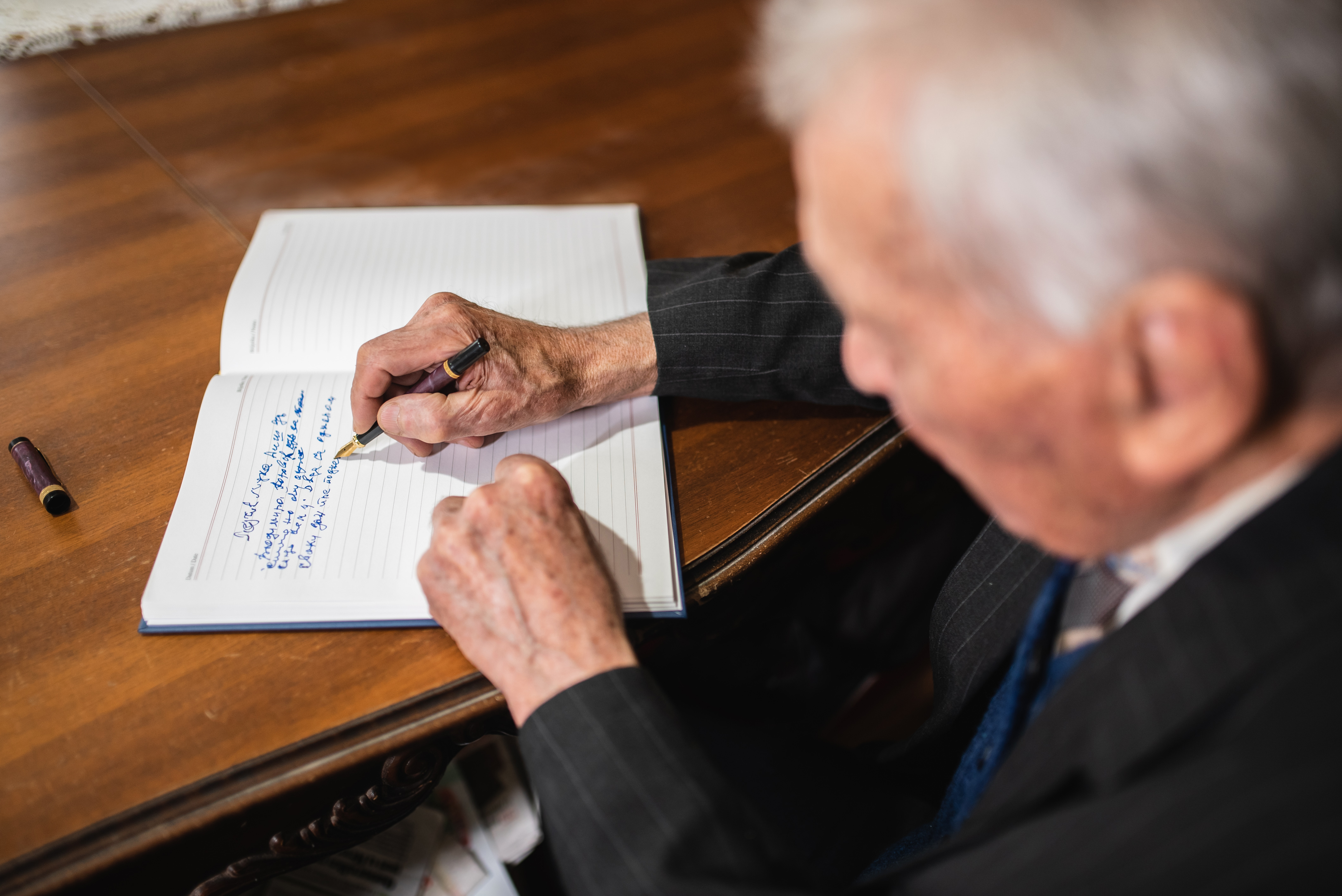 Homme âgé faisant un plan de retraite | Source : Getty Images