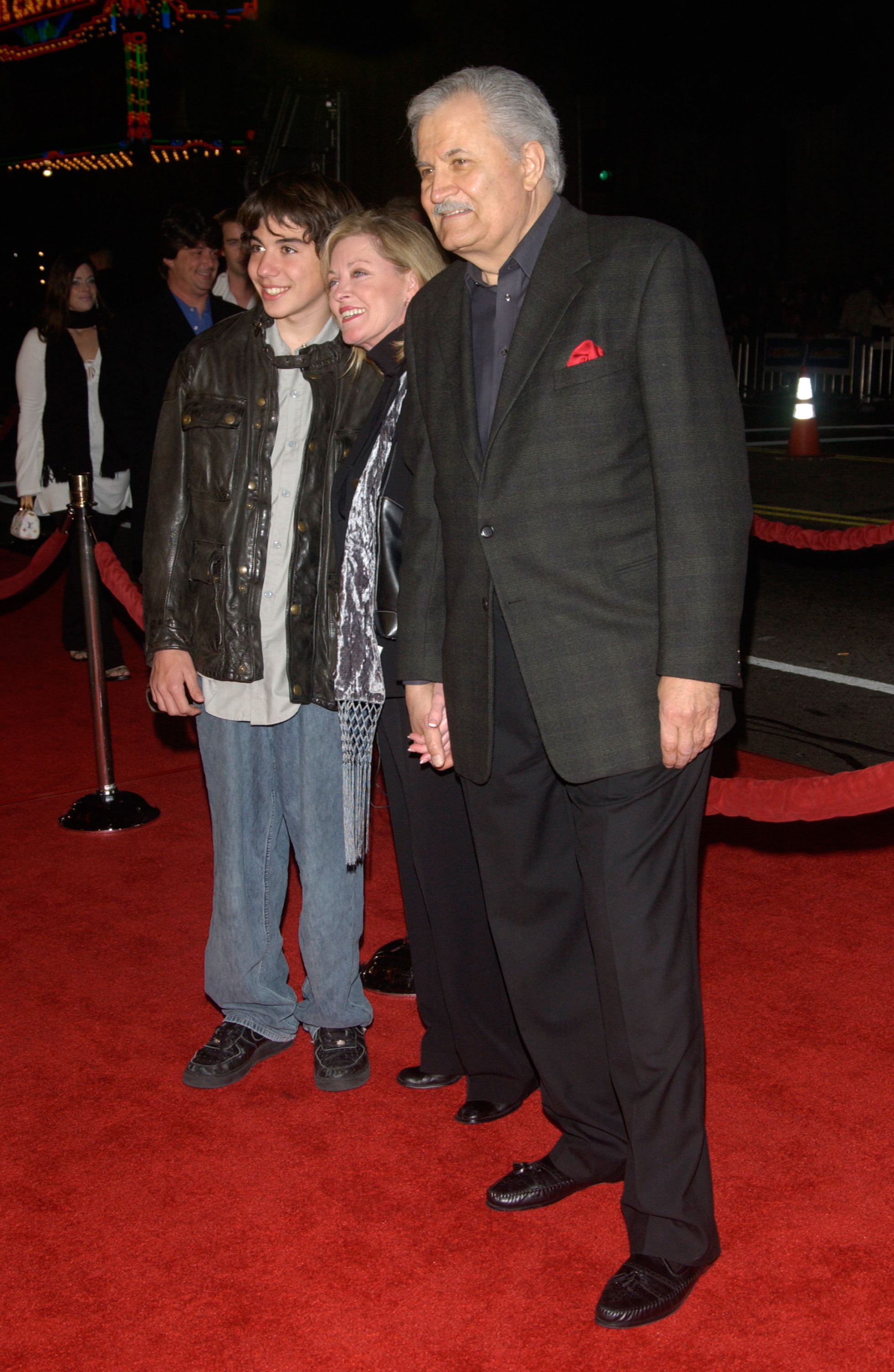 John Aniston avec sa femme Sherry Rooney et son fils Alexander en Californie en 2004 | Source : Shutterstock