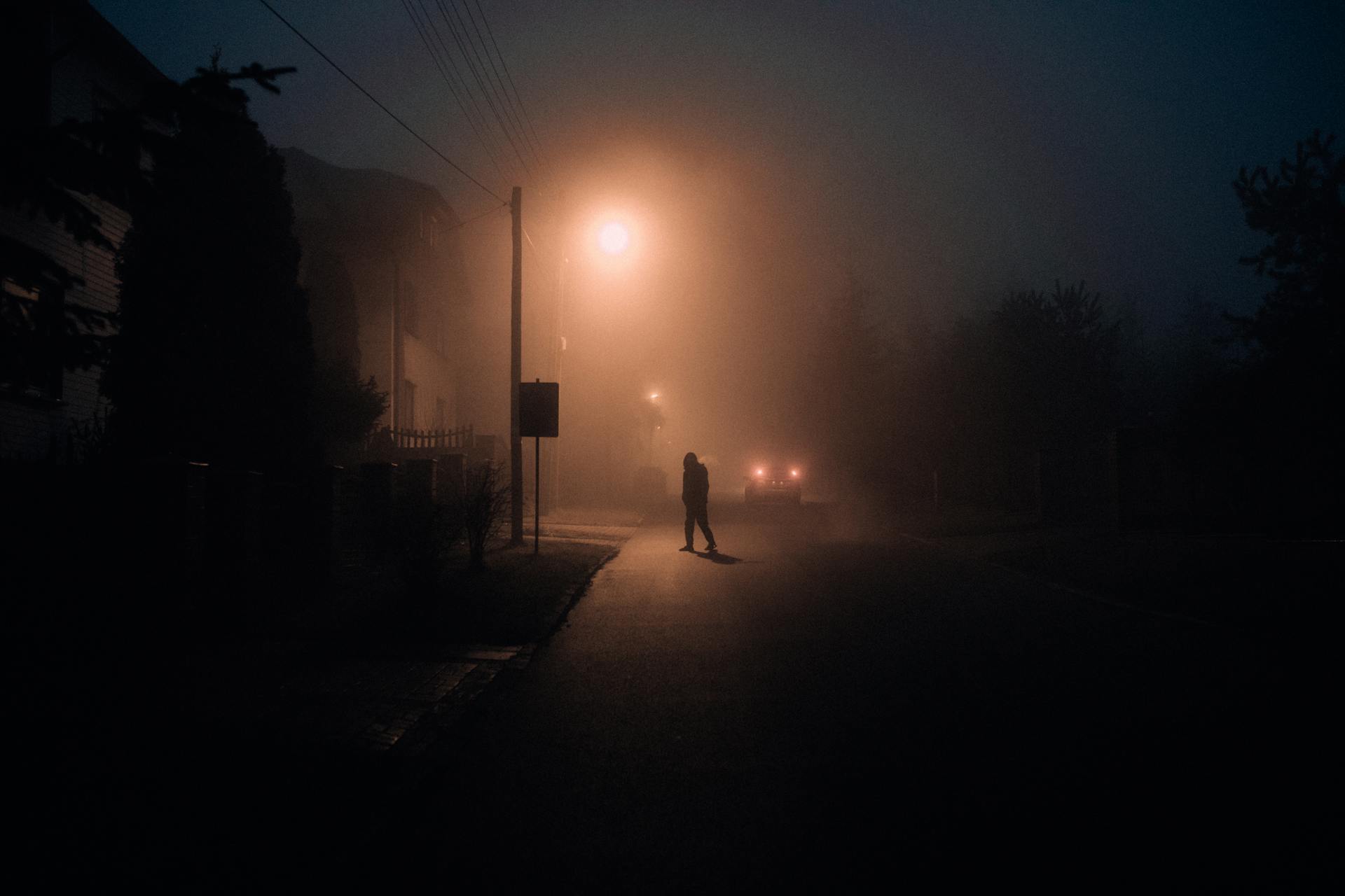 Silhouette d'un homme sur la route la nuit | Source : Pexels