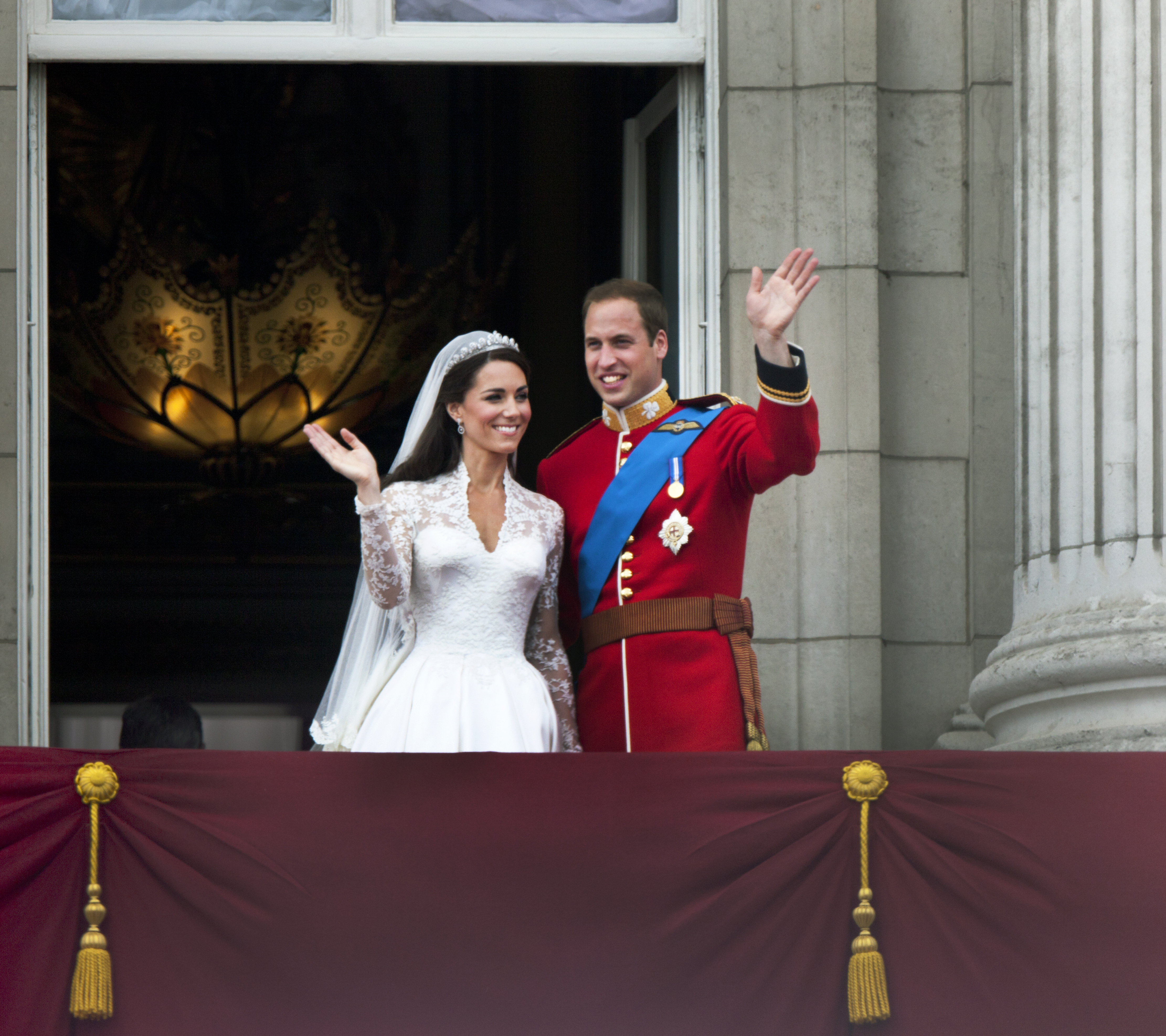 Catherine, duchesse de Cambridge, et le prince William saluent les sympathisants depuis le balcon du palais de Buckingham après leur mariage, à Londres, le 29 avril 2011 | Source : Getty Images