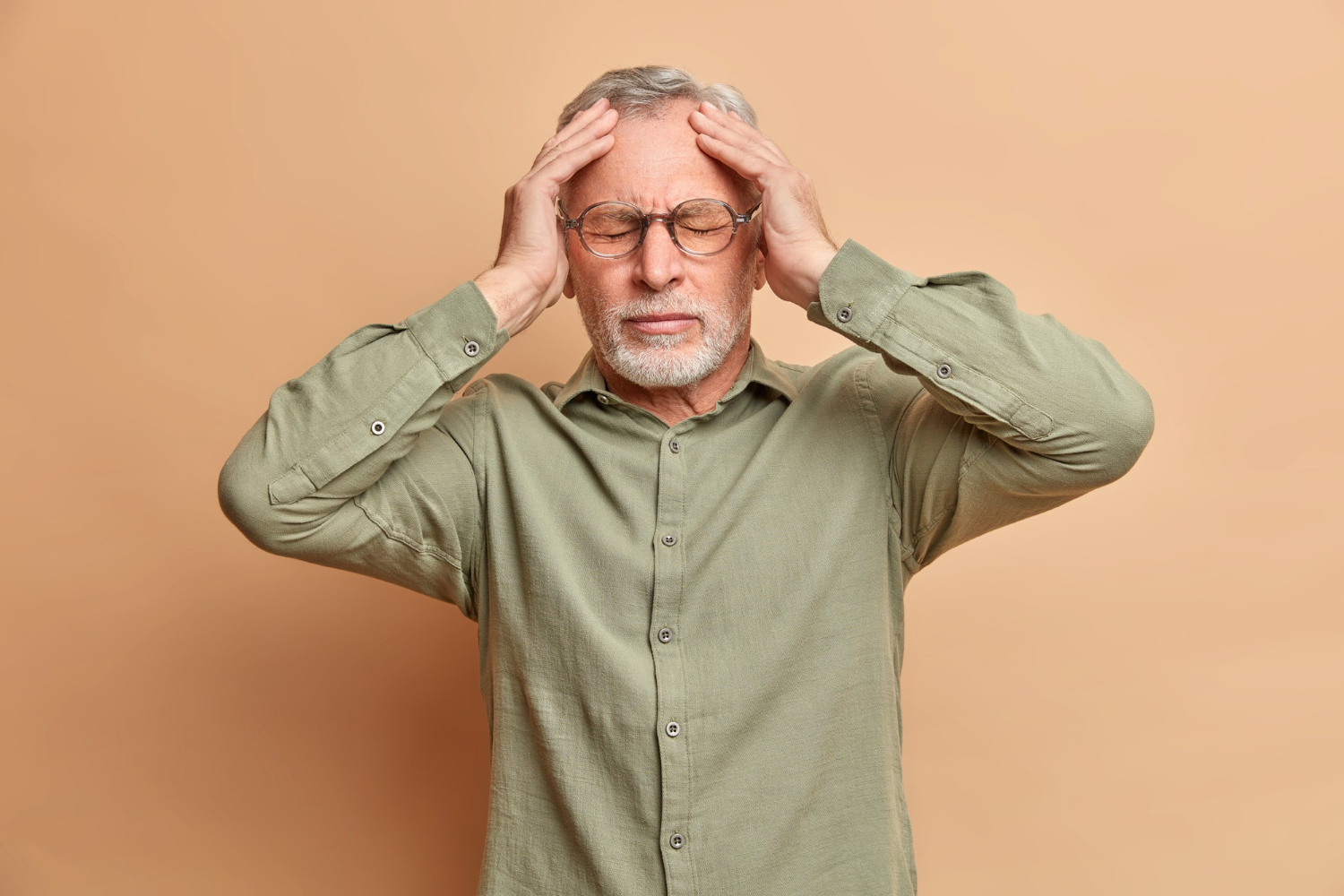 Un homme âgé stressé | Source : Freepik