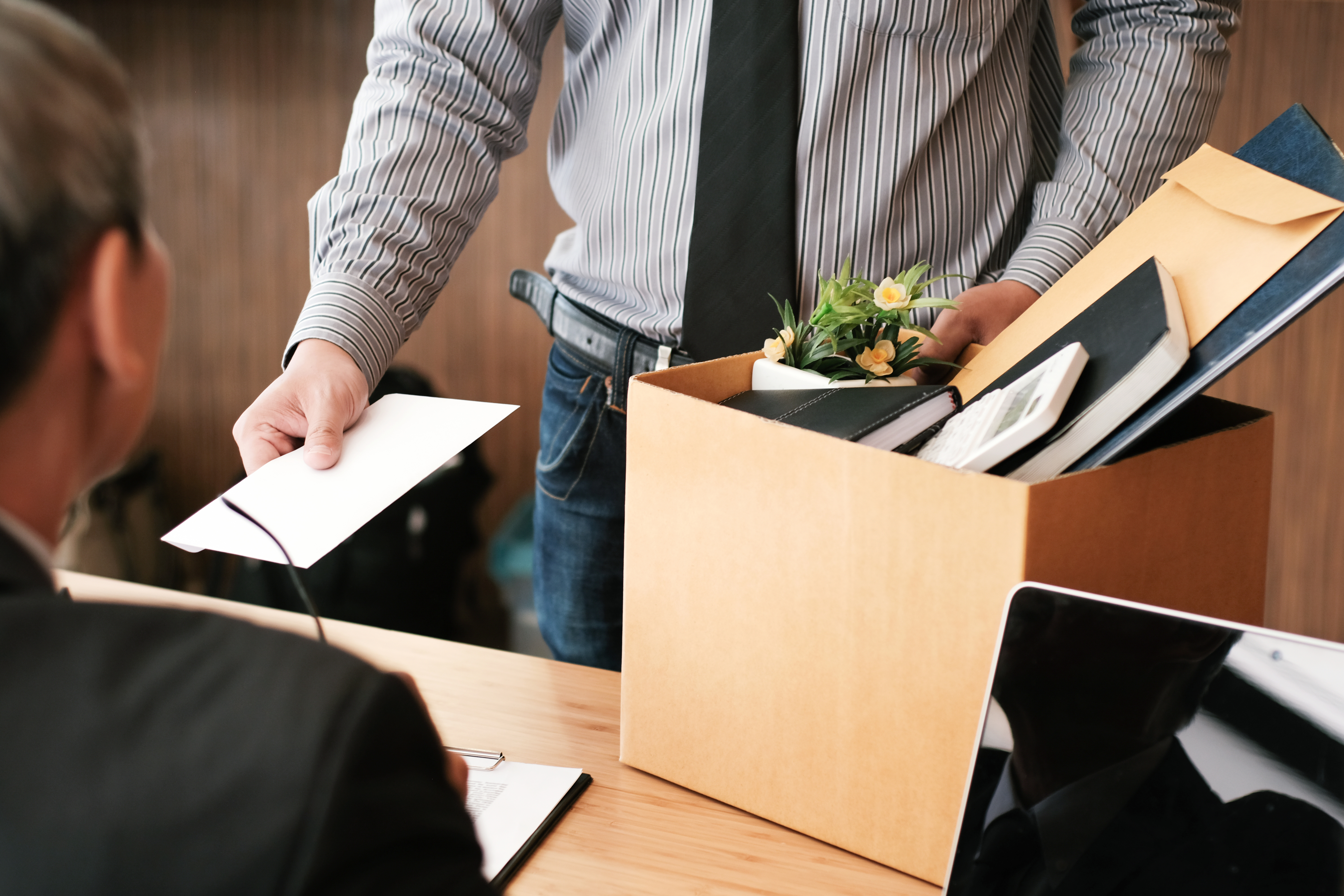 Un homme remettant une lettre à son patron | Source : Shutterstock