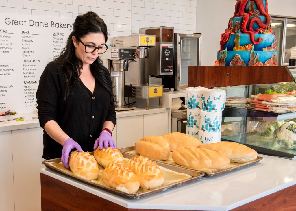 Une pâtissière qui prépare du pain | Photo : Getty Images.