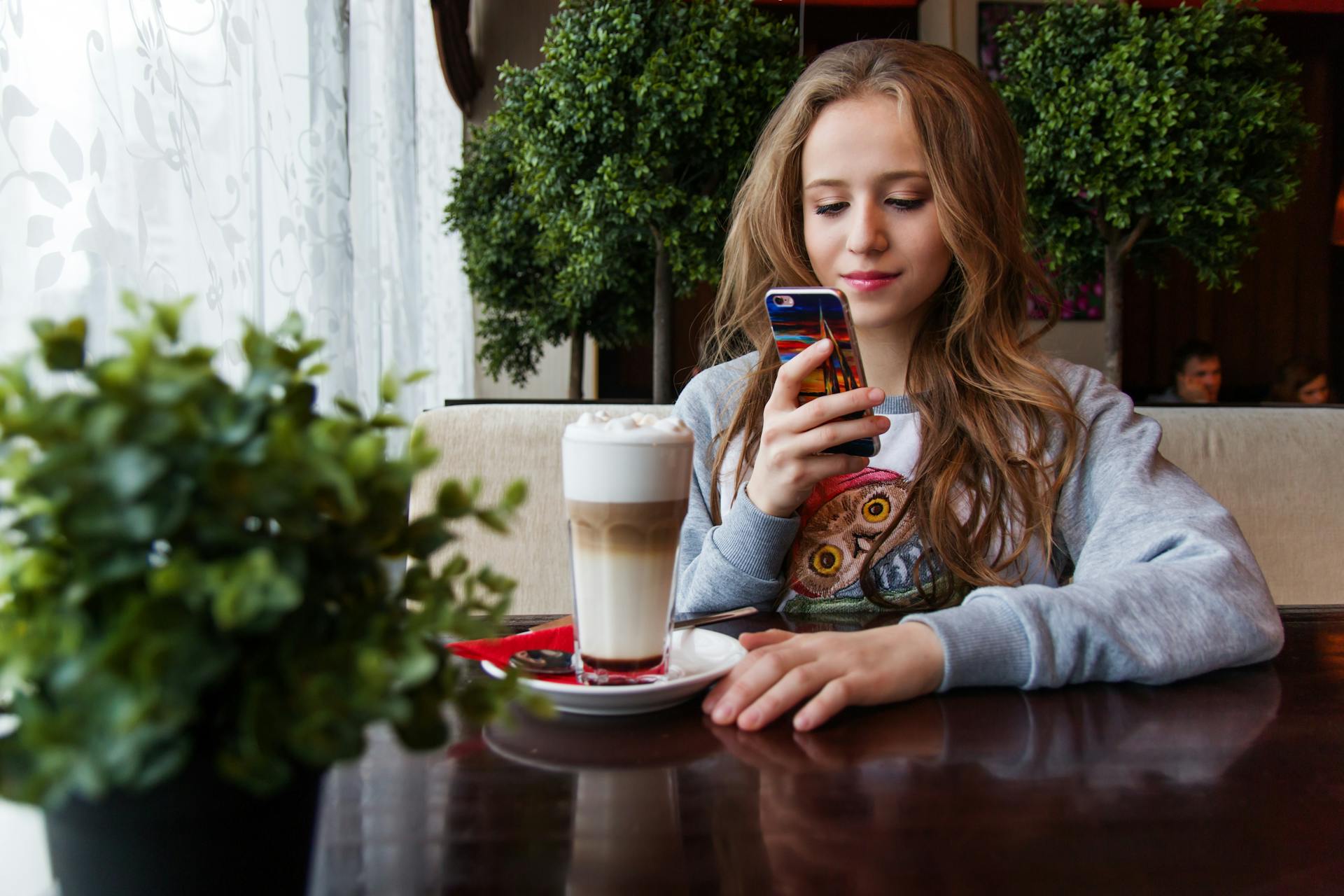 Une adolescente prenant un café | Source : Pexels