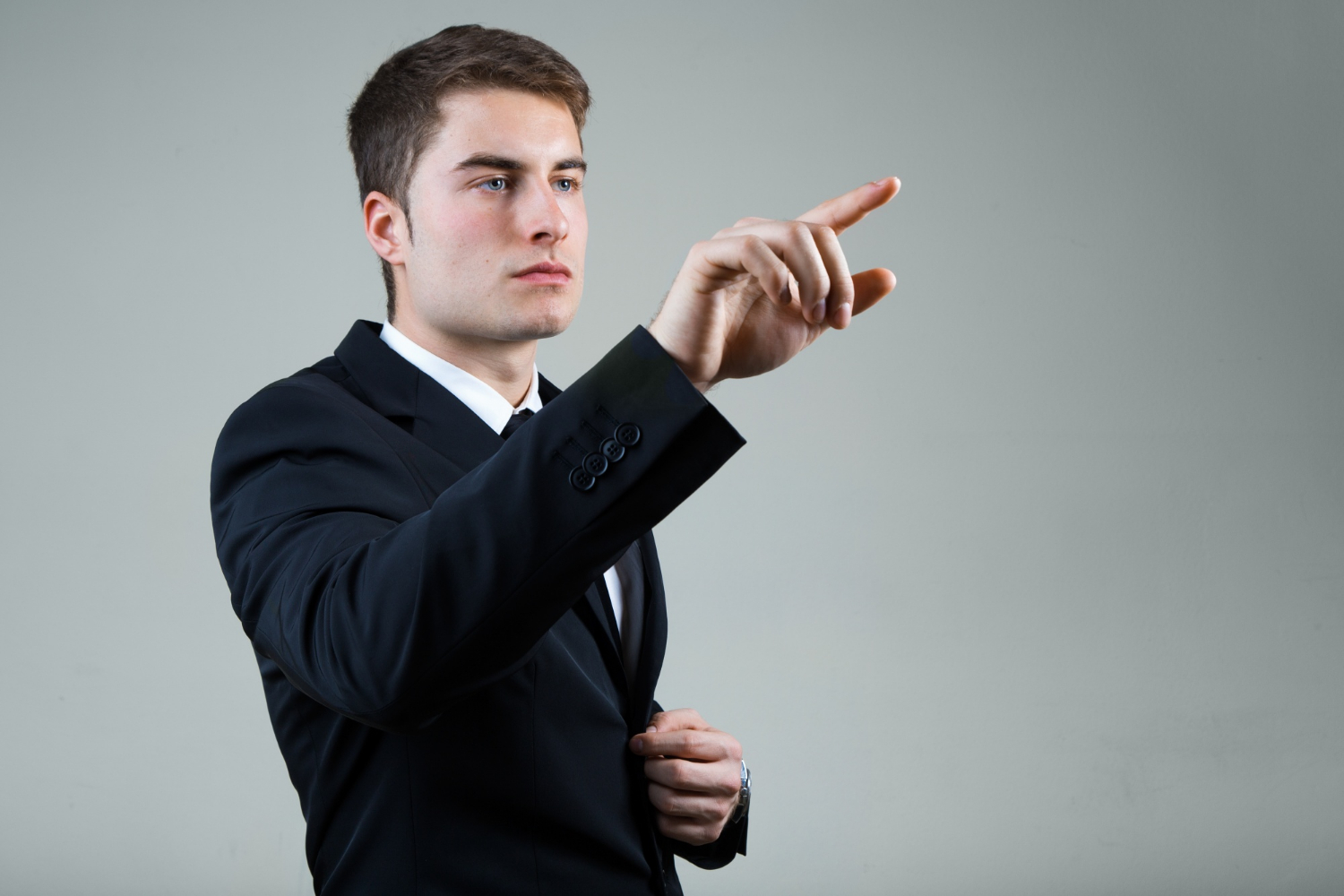 Un homme en costume élégant pointant son doigt | Source : Freepik