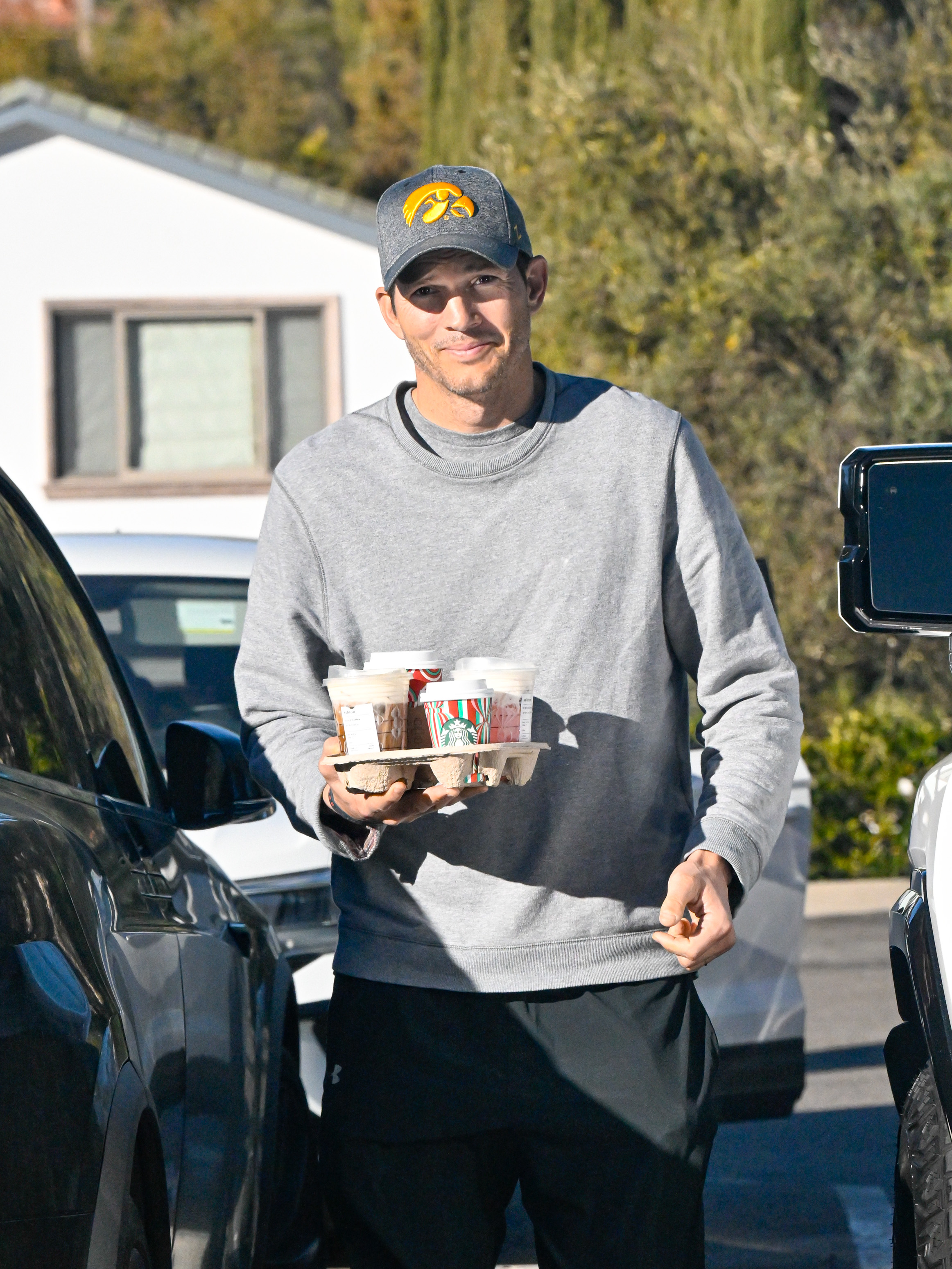 Ashton Kutcher repéré lors d'une sortie à Los Angeles, en Californie, le 8 décembre 2024 | Source : Getty Images