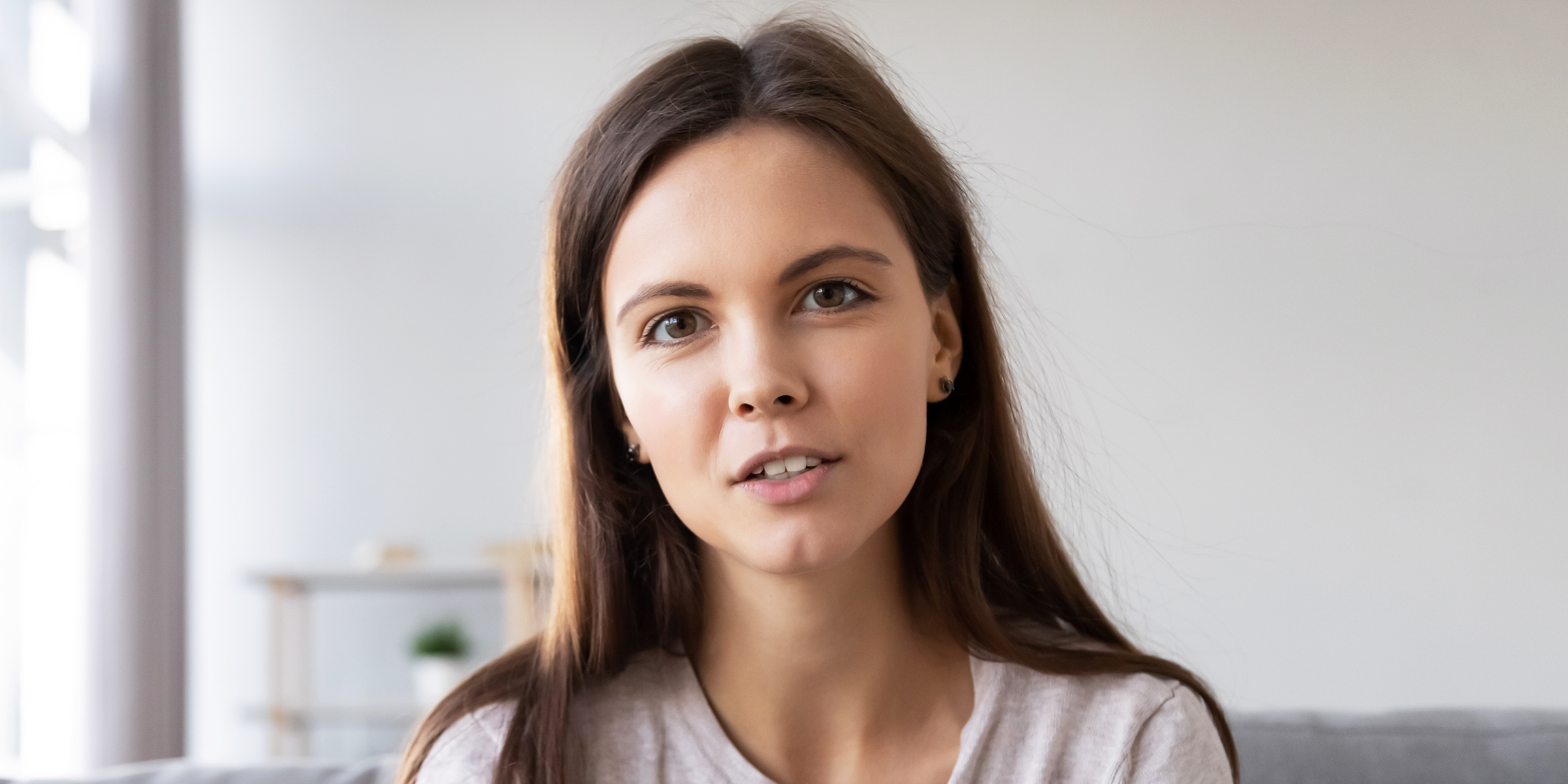 Gros plan sur une femme | Source : Shutterstock