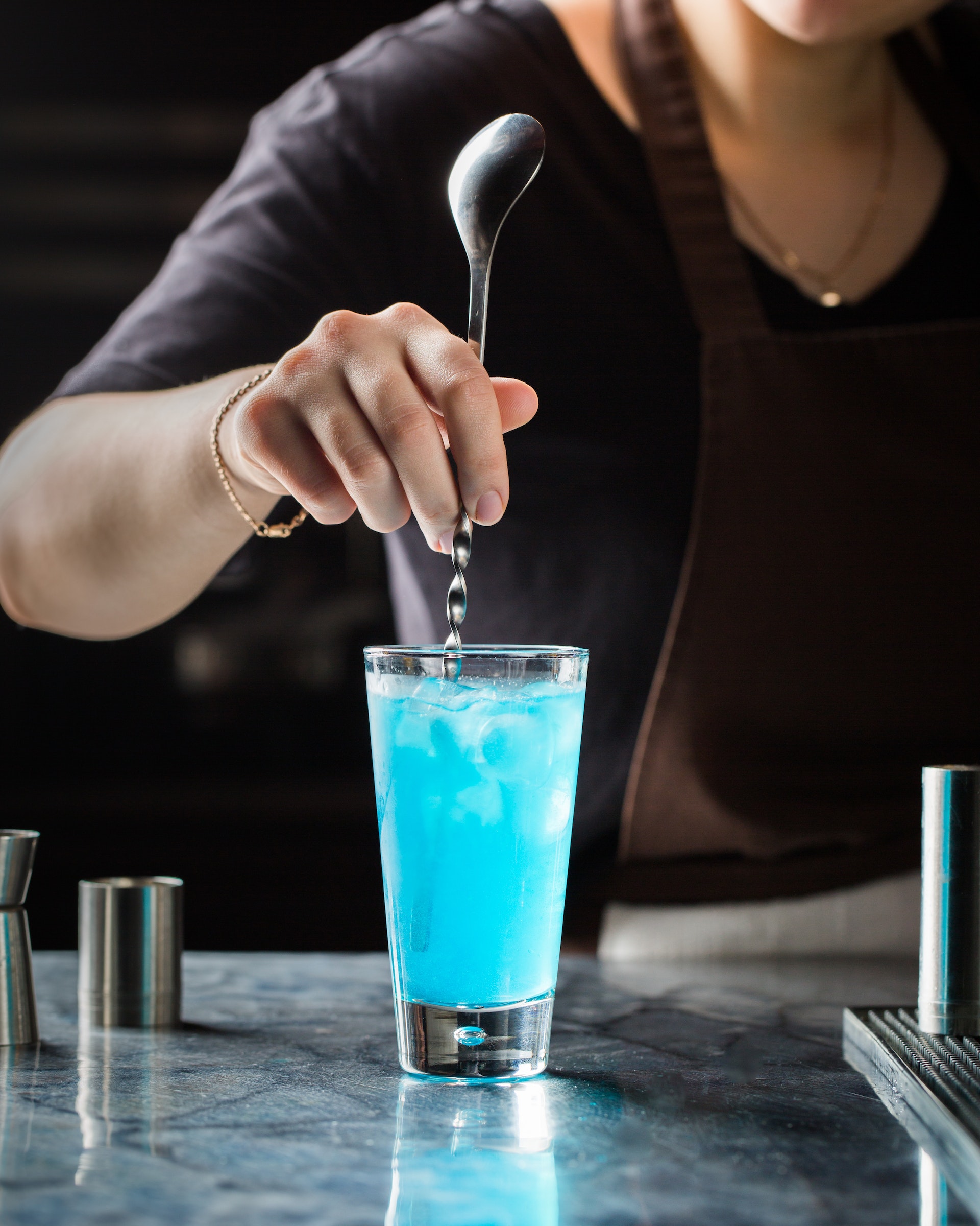 Un serveur mélange des boissons | Source : Shutterstock
