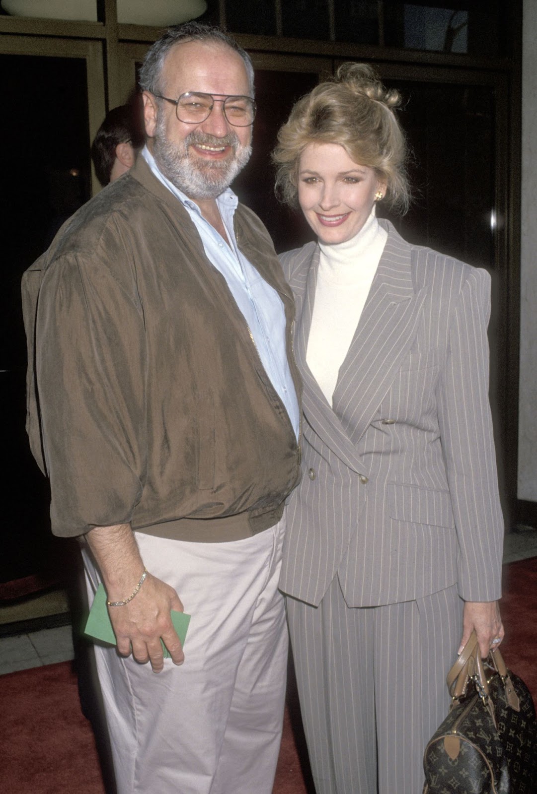 Steve Sohmer et l'actrice de "Des jours et des vies" à la première de "Much Ado About Nothing" à Westwood le 10 mai 1993. | Source : Getty Images