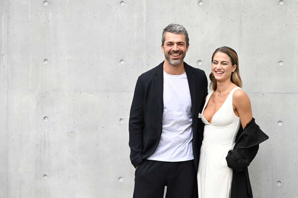 Luca Argentero et Cristina Marino sont vus arriver au défilé Emporio Armani lors de la Fashion Week de Milan automne/hiver 2022/2023 le 24\\u00a0février\\u00a02022 à Milan, en Italie. I Source : Getty Images