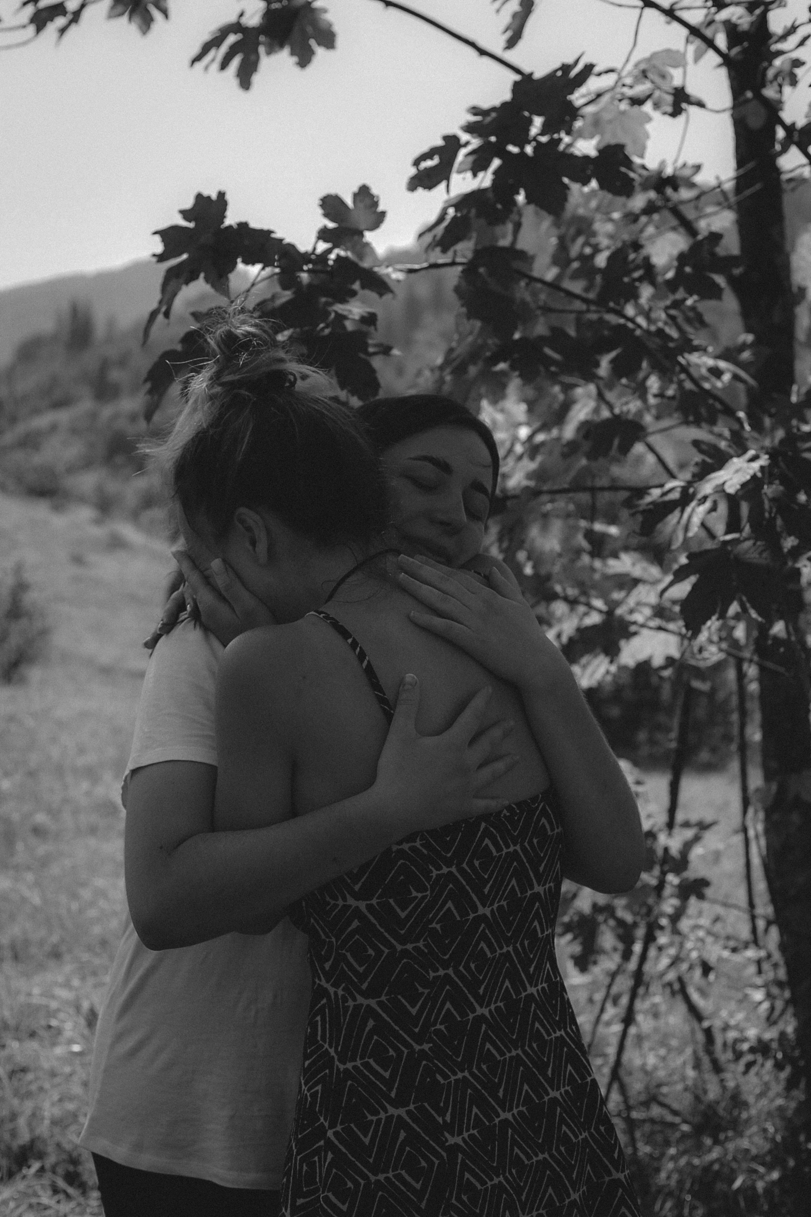 Deux sœurs se serrant dans les bras | Source : Pexels