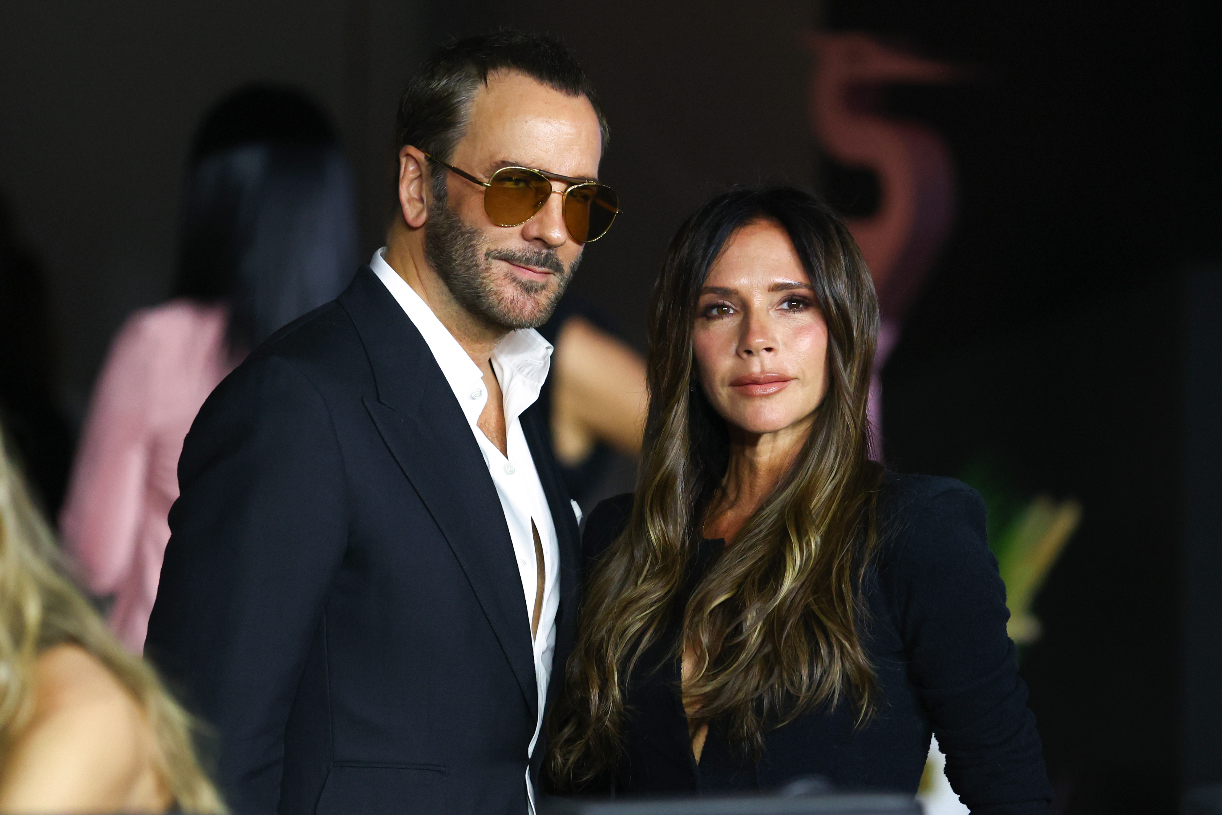Victoria Beckham rejoint le créateur Tom Ford au DRV PNK Stadium de Fort Lauderdale, en Floride, le 18 octobre 2023, avant le match opposant le Charlotte FC à l'Inter Miami CF. Vêtue de noir et maquillée de manière neutre, comme à son habitude, elle affiche une silhouette élégante dans ce moment sportif stylé.