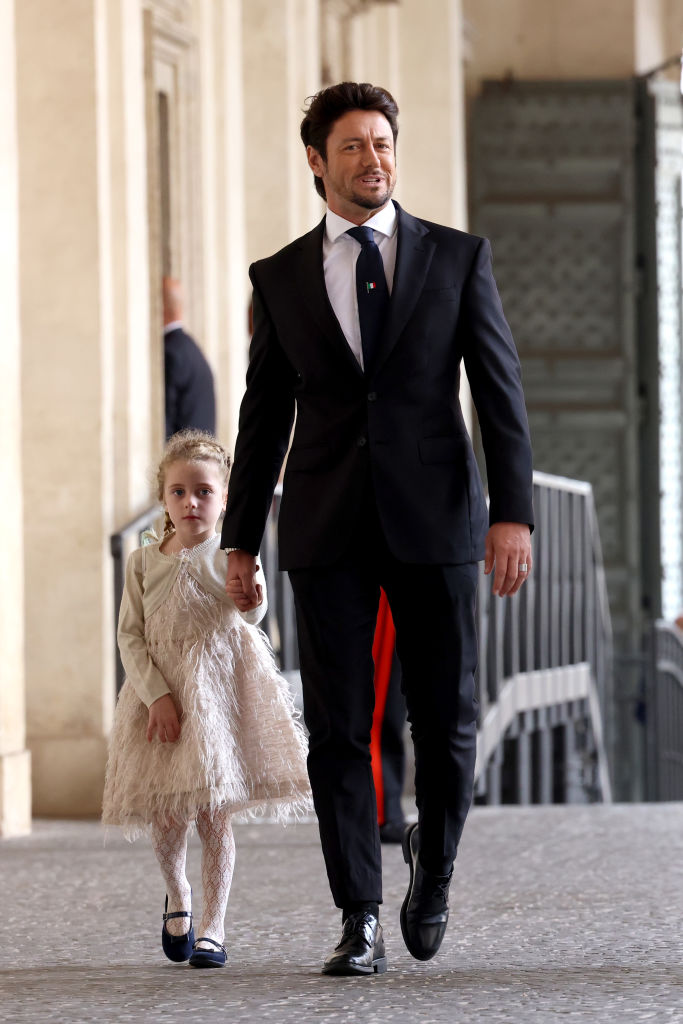 Andrea Giambruno et sa fille Ginevra arrivent au palais présidentiel du Quirinal pour la cérémonie d'investiture du nouveau gouvernement italien, le 22 octobre 2022 à Rome. | Source : Getty Images