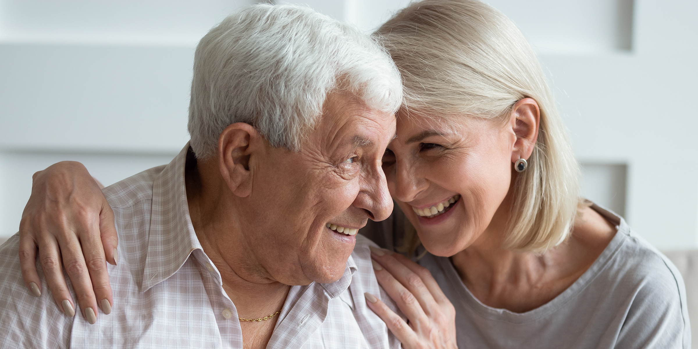 Un couple âgé qui rit | Source : Shutterstock