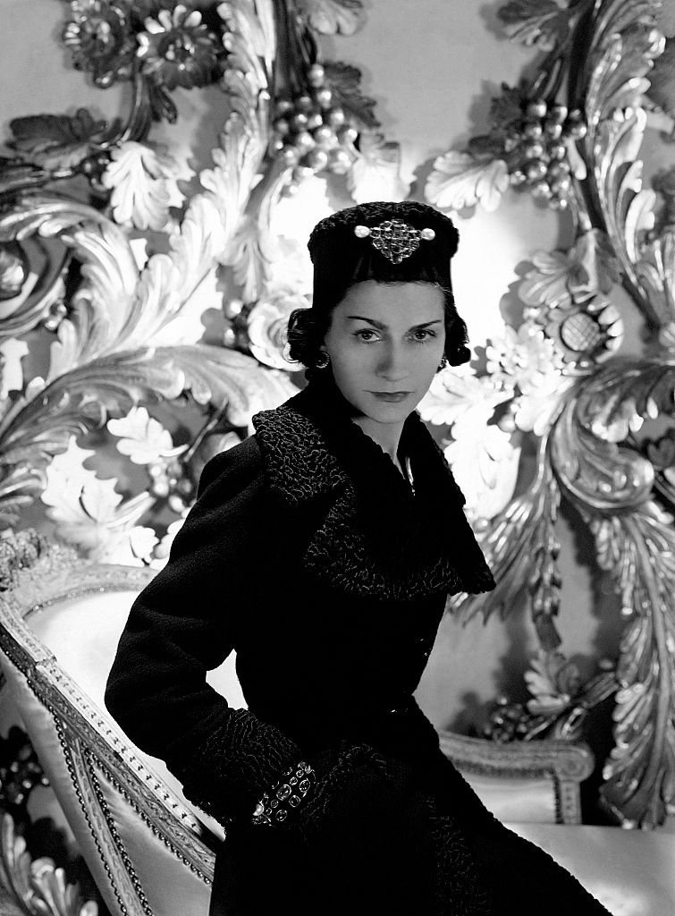 Coco Chanel dans un ensemble noire | Photo : Getty Images