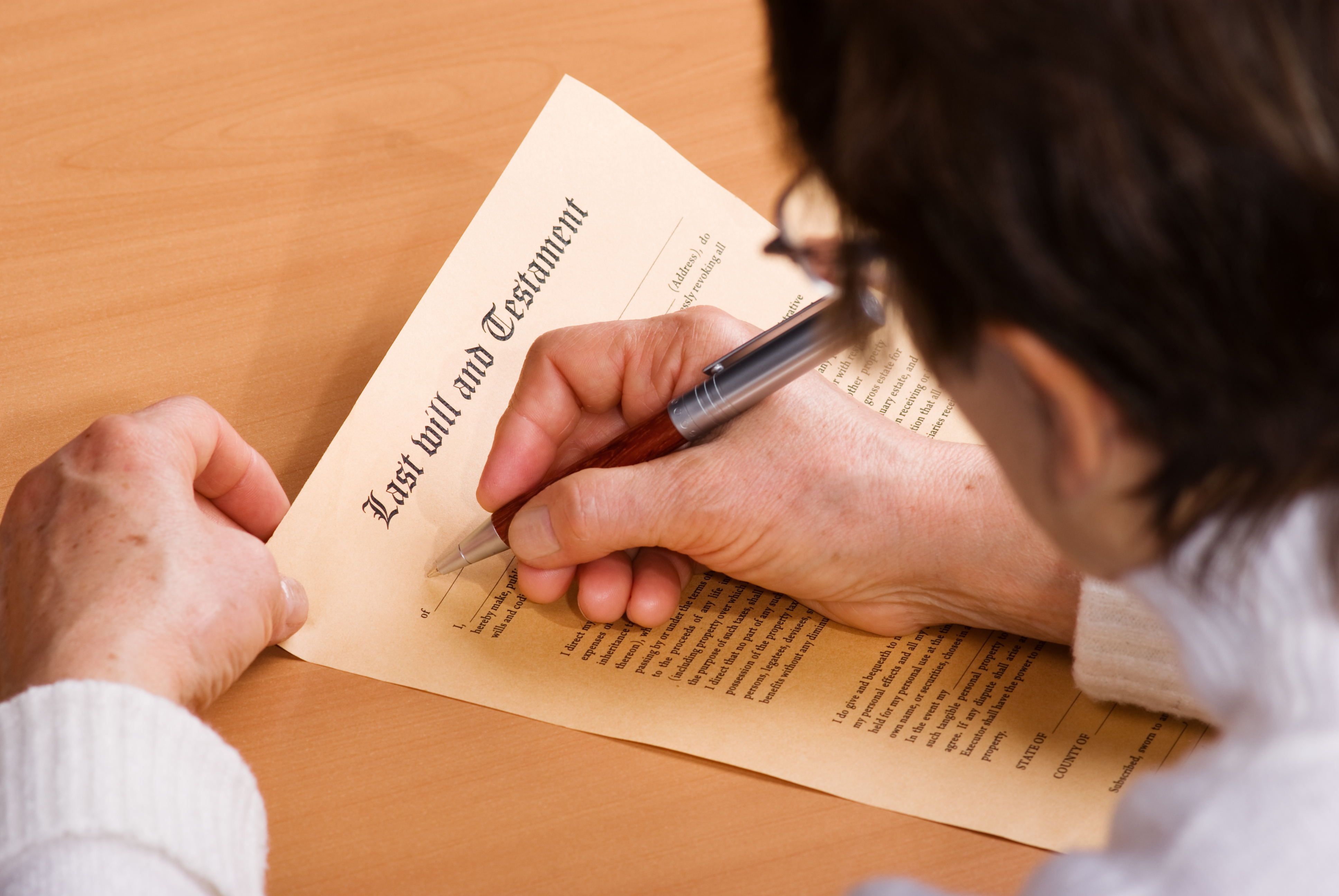 Une personne rédigeant un testament | Source : Shutterstock
