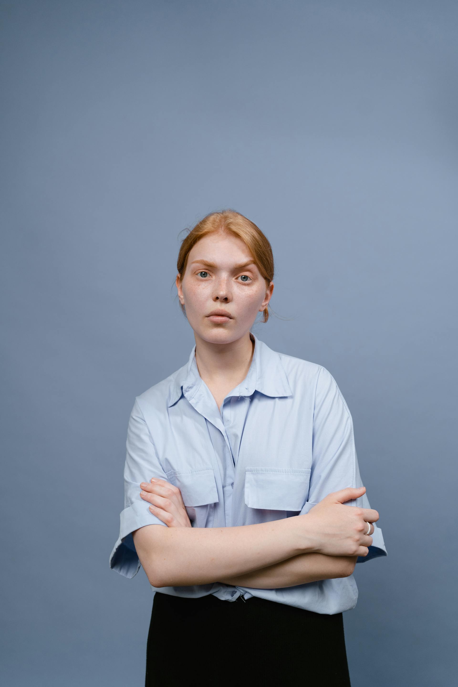 Une femme debout, les bras croisés | Source : Pexels