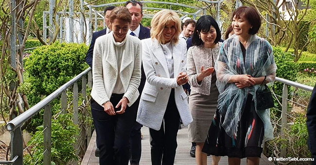 Brigitte Macron émerveille avec sa tenue noir et blanc à Giverny