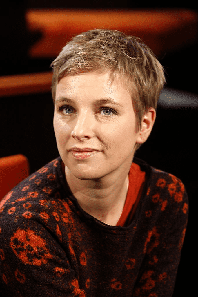 Clémentine Autin sur le plateau de l'émission "Au Champ de la Nuit". | Photo : Getty Images