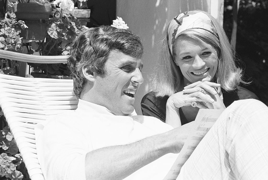 Le compositeur Burt Bacharach et sa femme, l'actrice Angie Dickinson, révisent certaines des nouvelles chansons de Burt sur le patio de leur maison. Los Angeles, Californie, en 1960. | Source : Getty Images