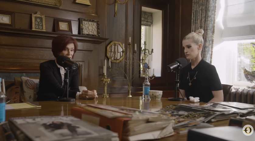 Sharon et Kelly Osbourne dans une vidéo datée du 12 novembre 2025. | Source : YouTube/The Osbournes / Jack Osbourne