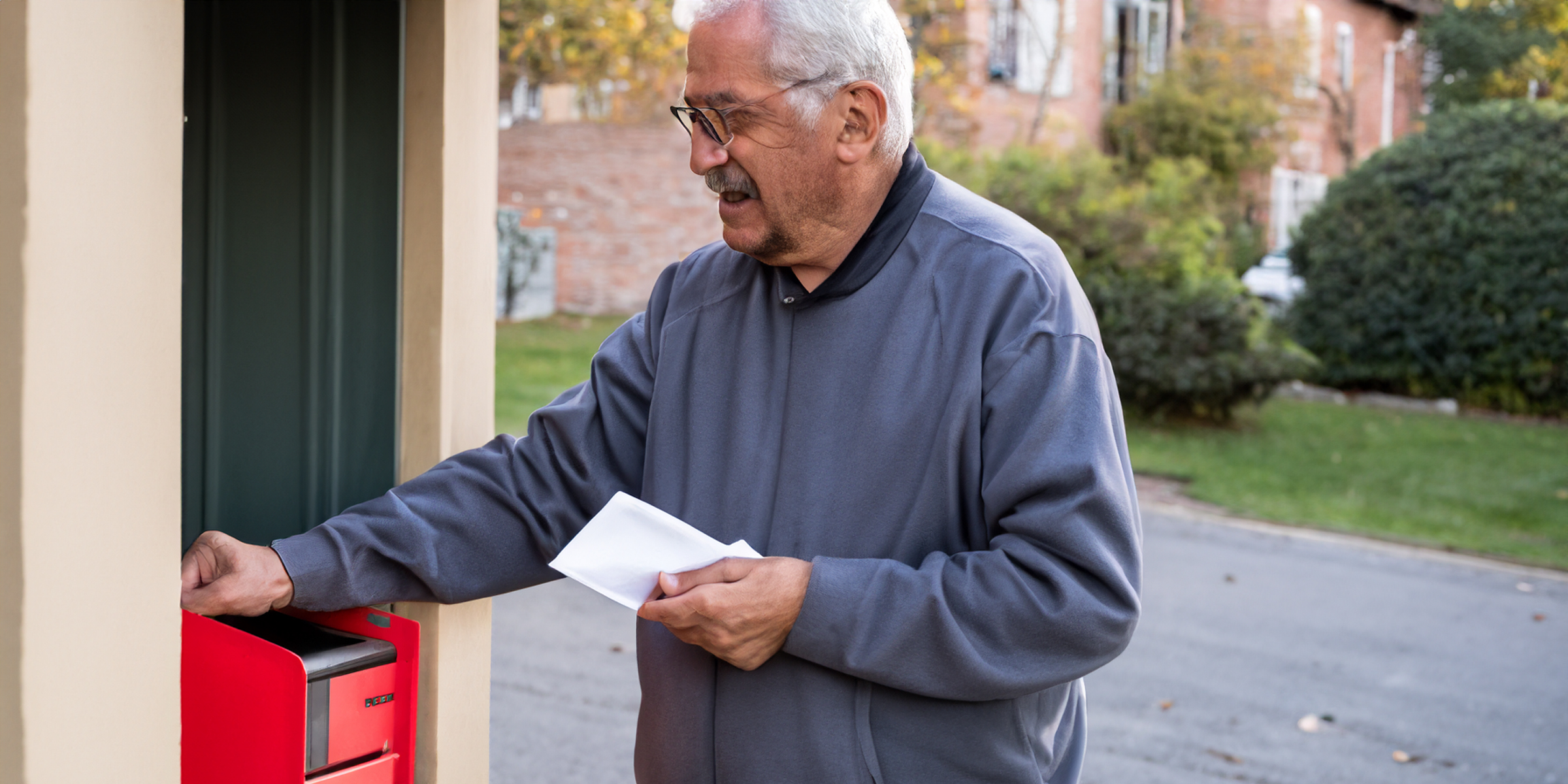 Un homme près d'une boîte aux lettres | Source : AmoMama