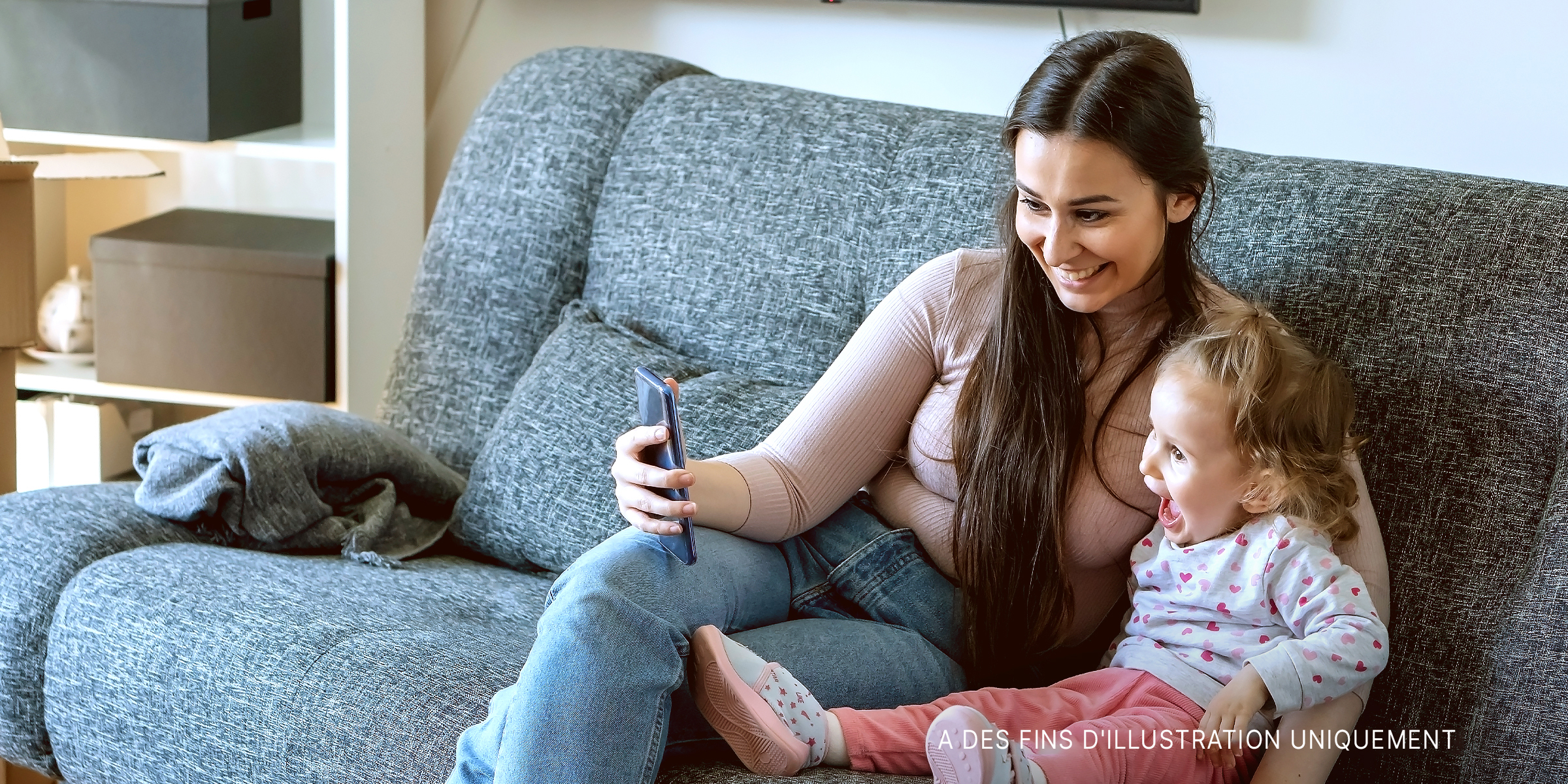 Une femme qui se prend en photo avec un enfant. | Source : Shutterstock