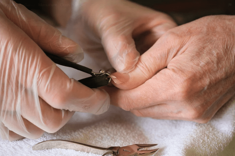 Quelqu'un qui se fait couper les ongles. | Photo : Pixabay