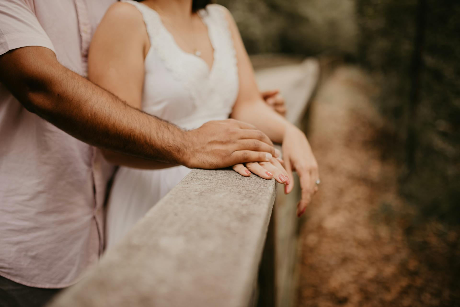 Un couple qui s'enlace sur un pont en bois | Source : Pexels
