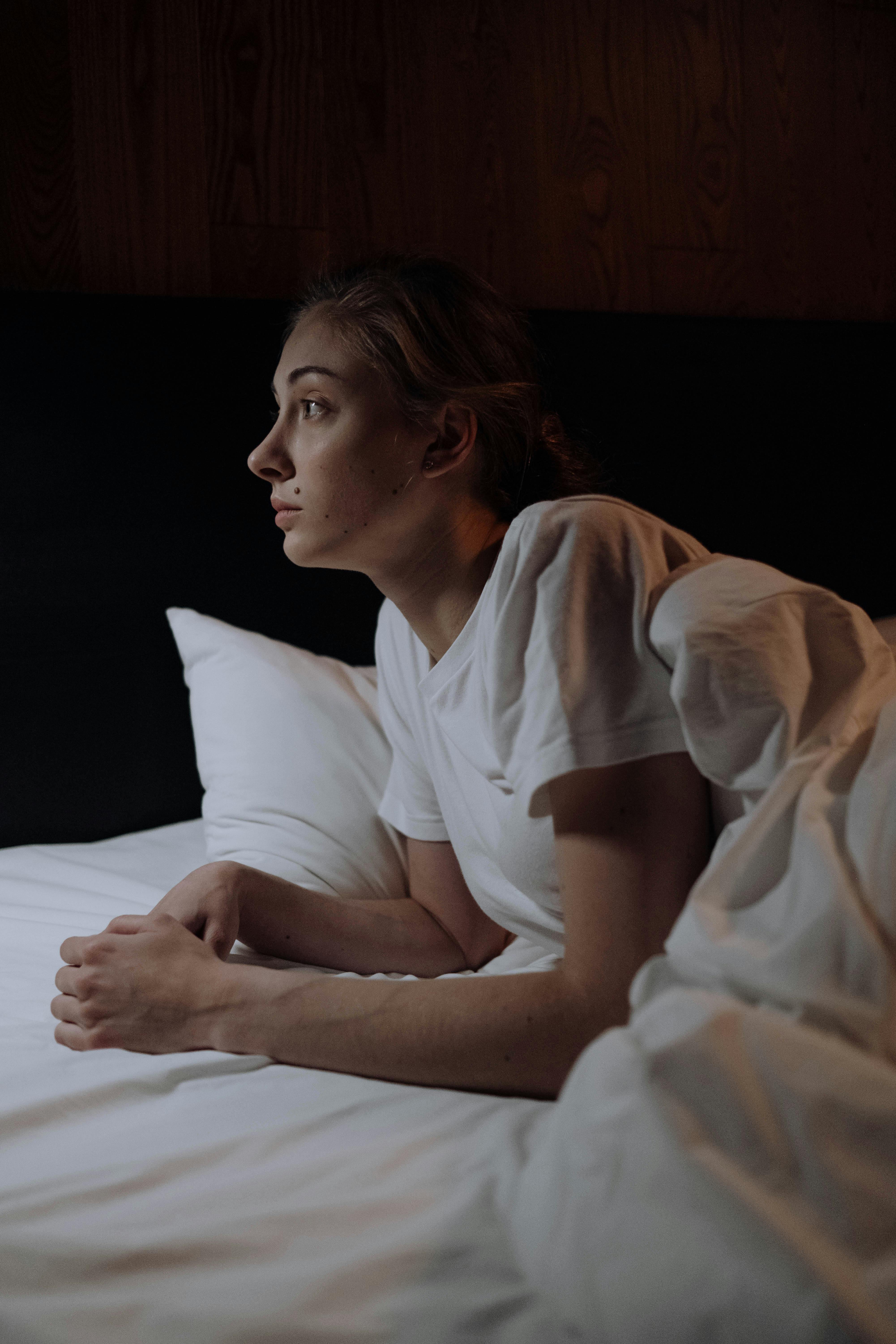 Une femme réveillée dans son lit | Source : Pexels