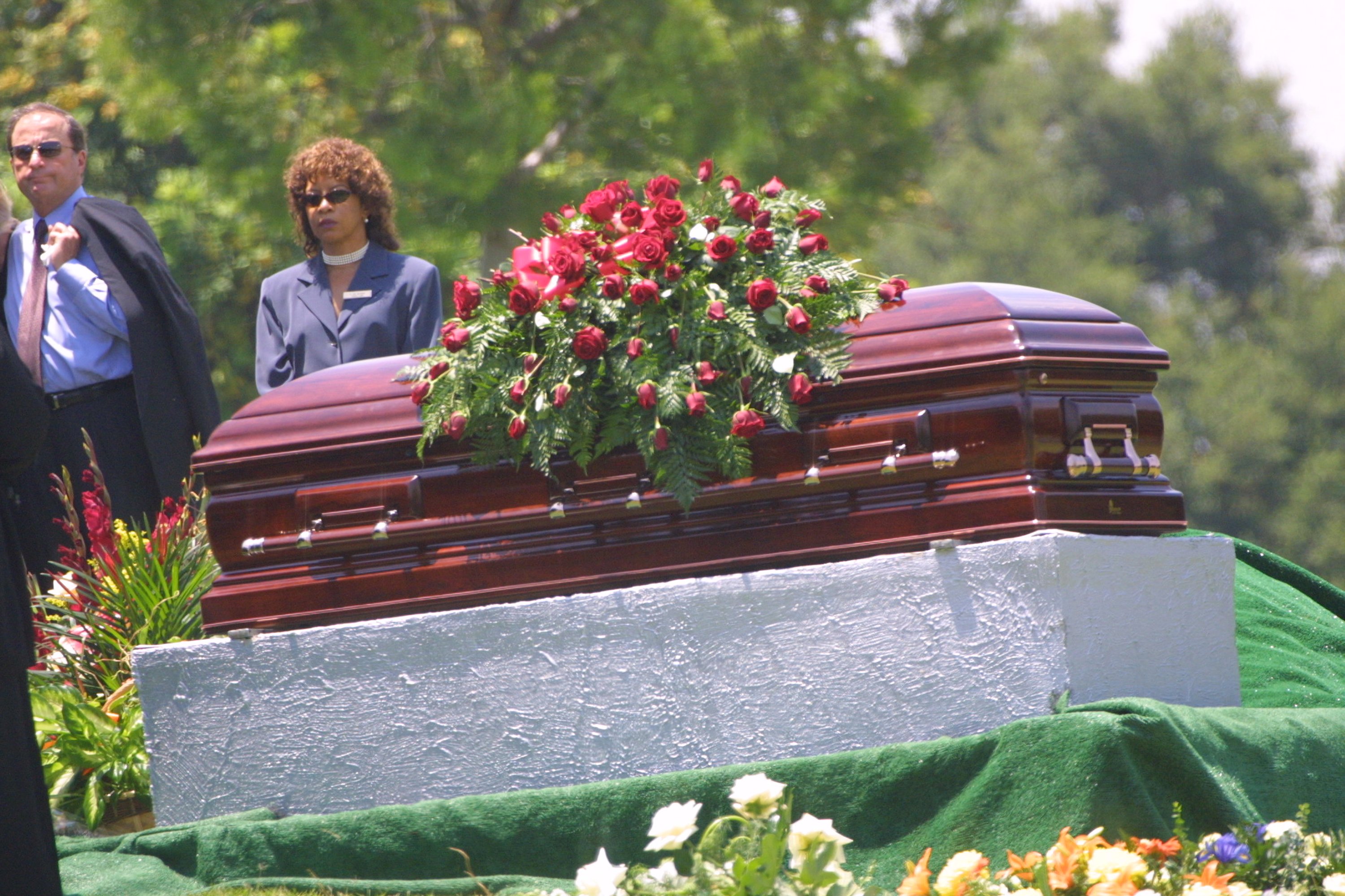 Des fleurs reposent sur le cercueil de Matthew Ansara, le fils de Barbara Eden, lors des funérailles d''Ansara à Hollywood, Californie, le 2 juillet 2001. | Source : Getty Images