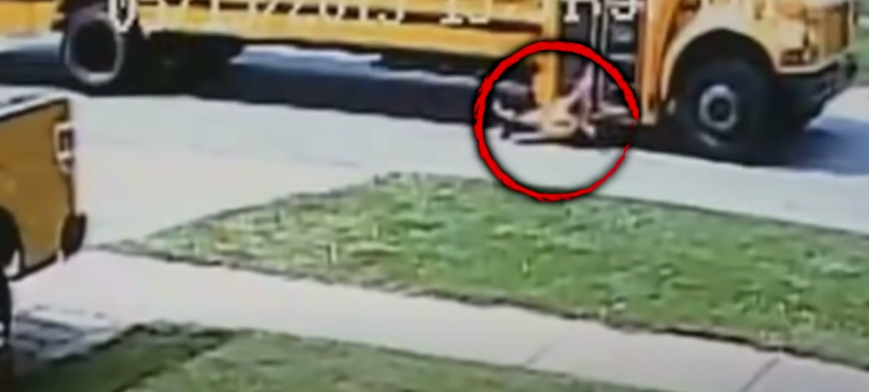 Un enfant traîné hors d'un bus | Source : Youtube.com/Inside Edition