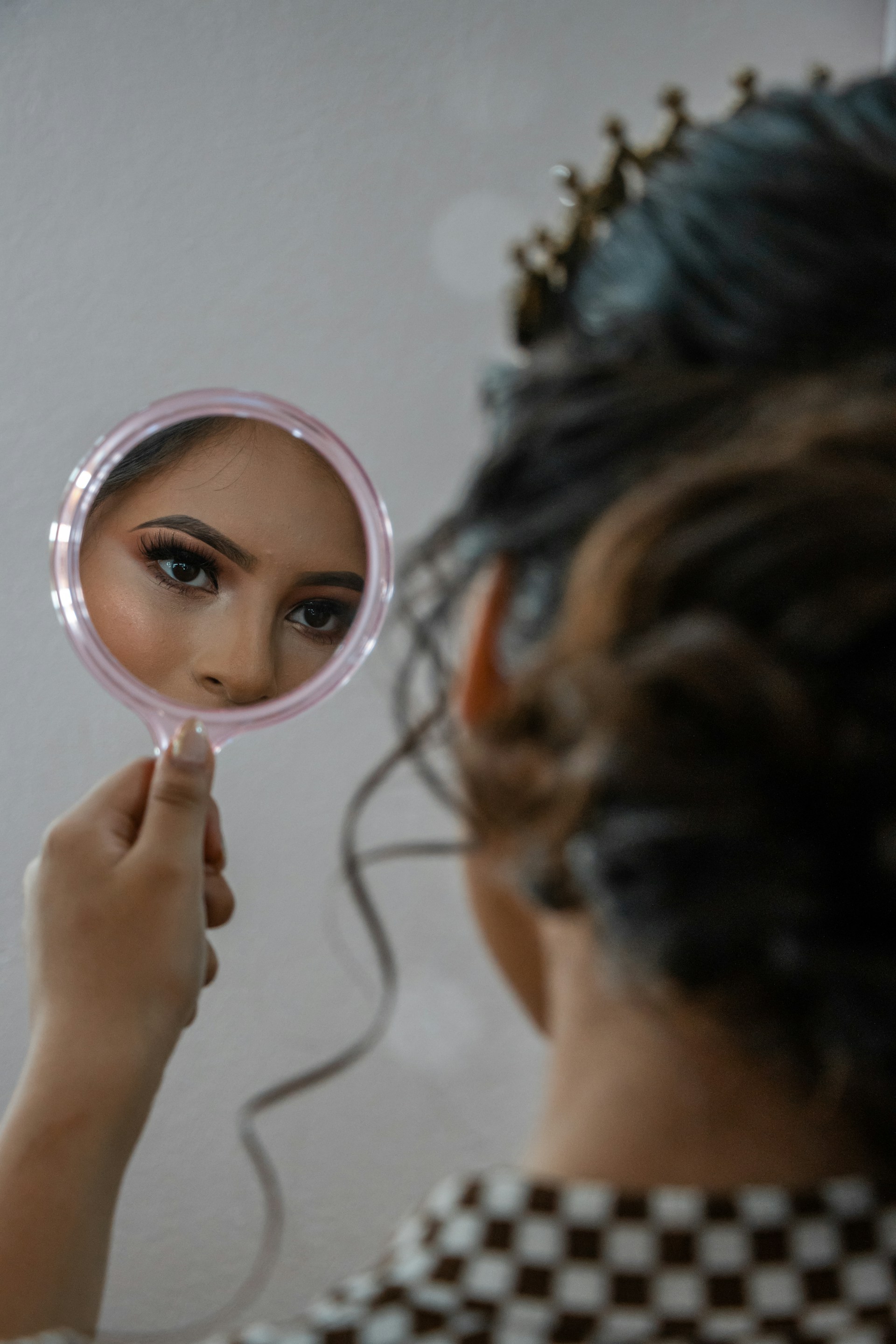 Une femme fixant son reflet dans le miroir | Source : Unsplash
