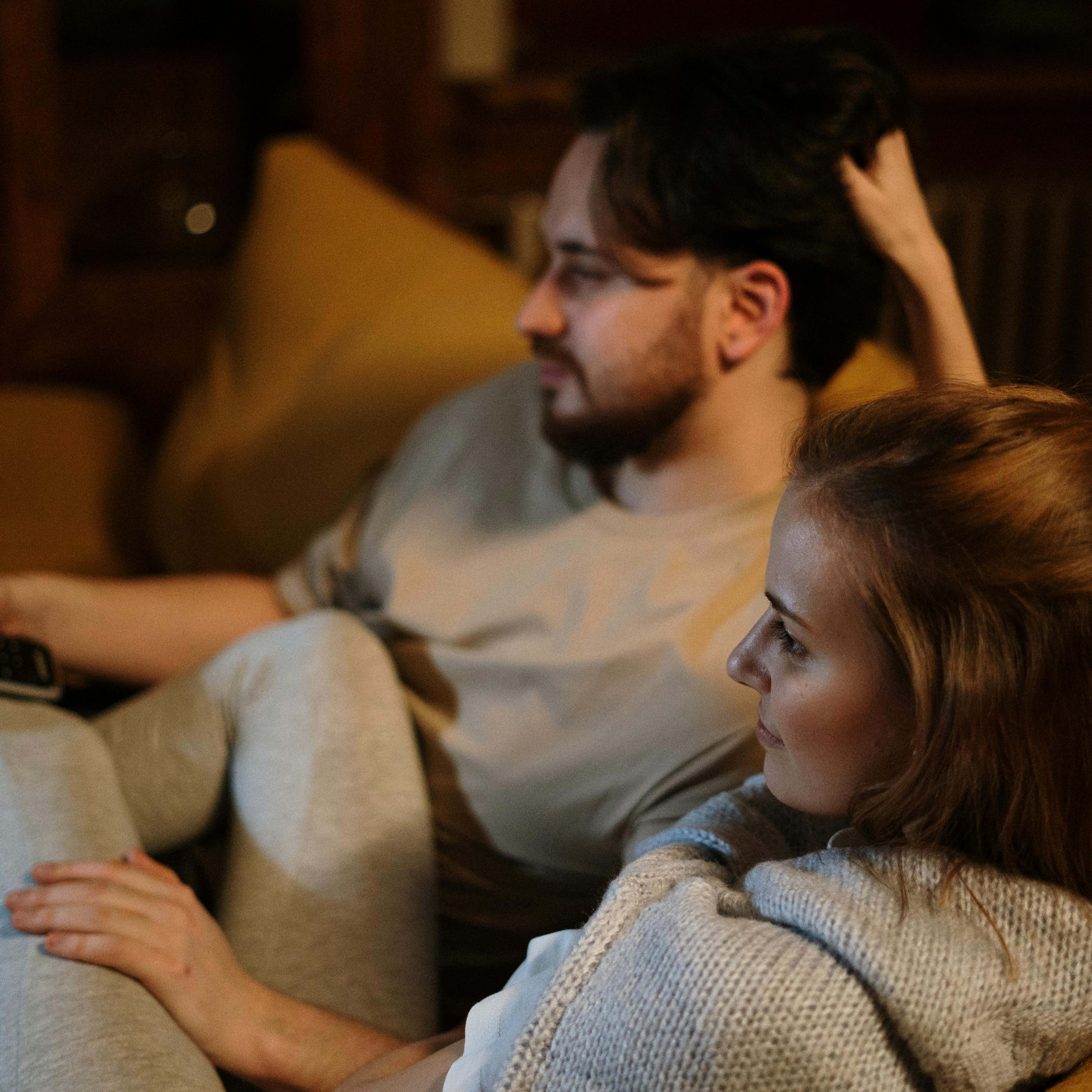 Un couple se détend ensemble sur un canapé | Source : Pexels