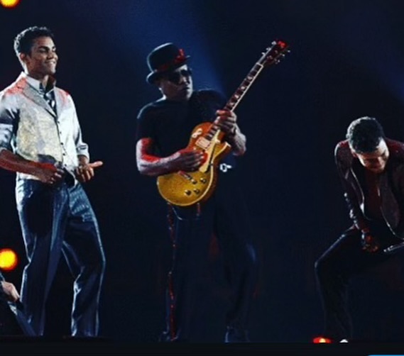 Tito Jackson se produisant sur scène avec sa guitare, extrait d'un post Instagram, daté du 15 septembre 2024 | Source : Instagram/3tworld/