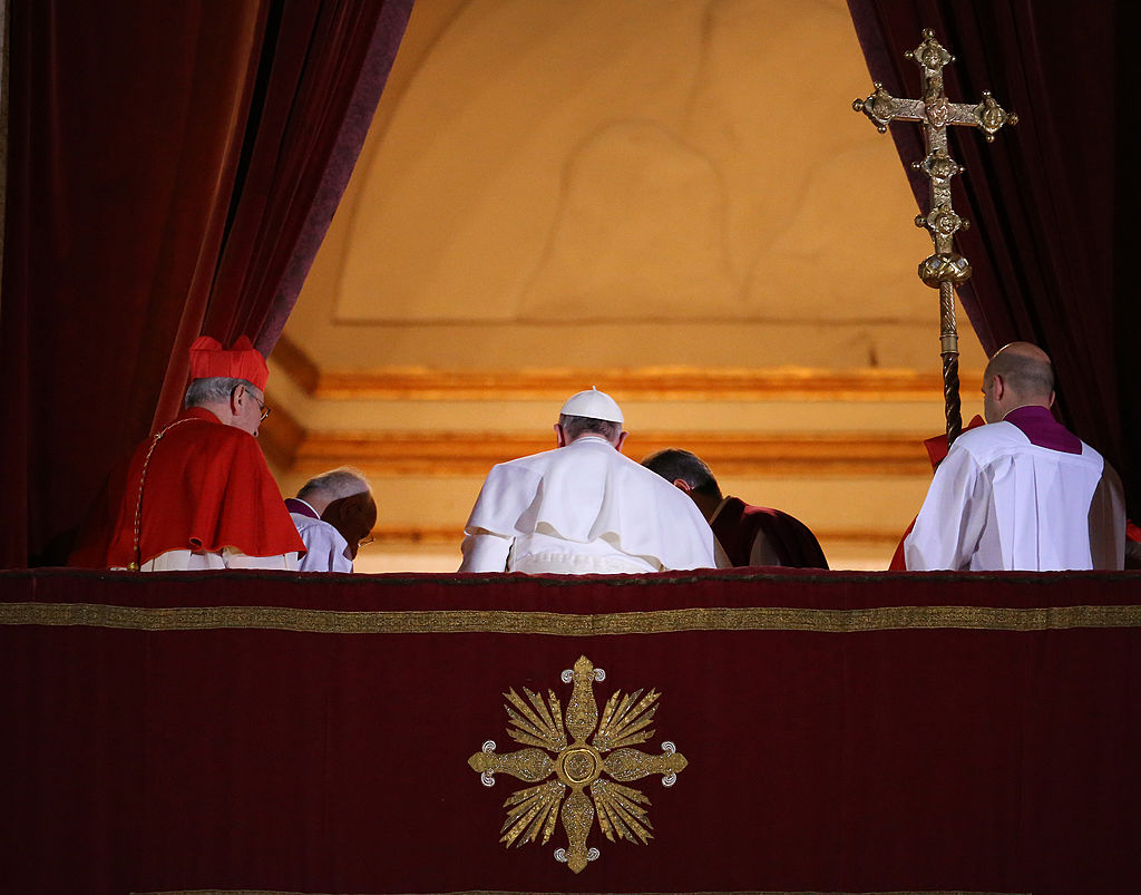 Le pape François quitte le balcon central de la basilique Saint-Pierre le 13 mars 2013 au Vatican. Le cardinal argentin Jorge Mario Bergoglio a été élu 266e souverain pontife.