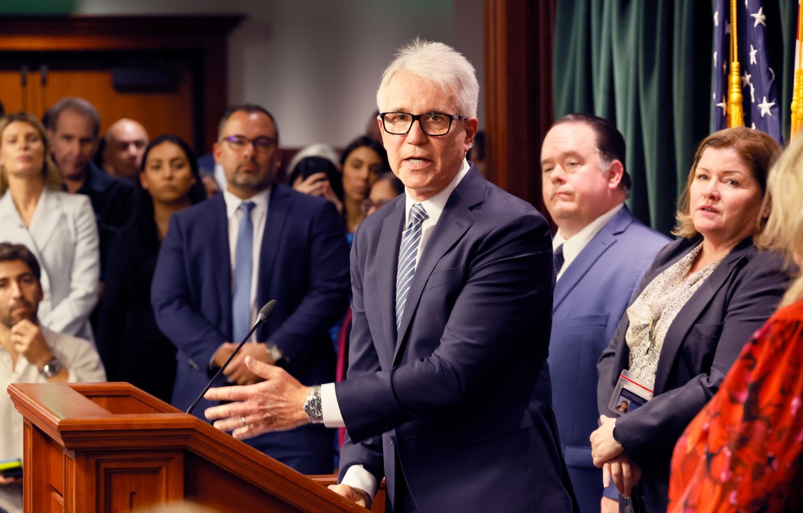 Le procureur du comté de Los Angeles, George Gascón, annonçant sa décision concernant la potentielle nouvelle condamnation d'Erik et Lyle Menendez au Hall of Justice de Los Angeles, le 24 octobre 2024. | Source : Getty Images