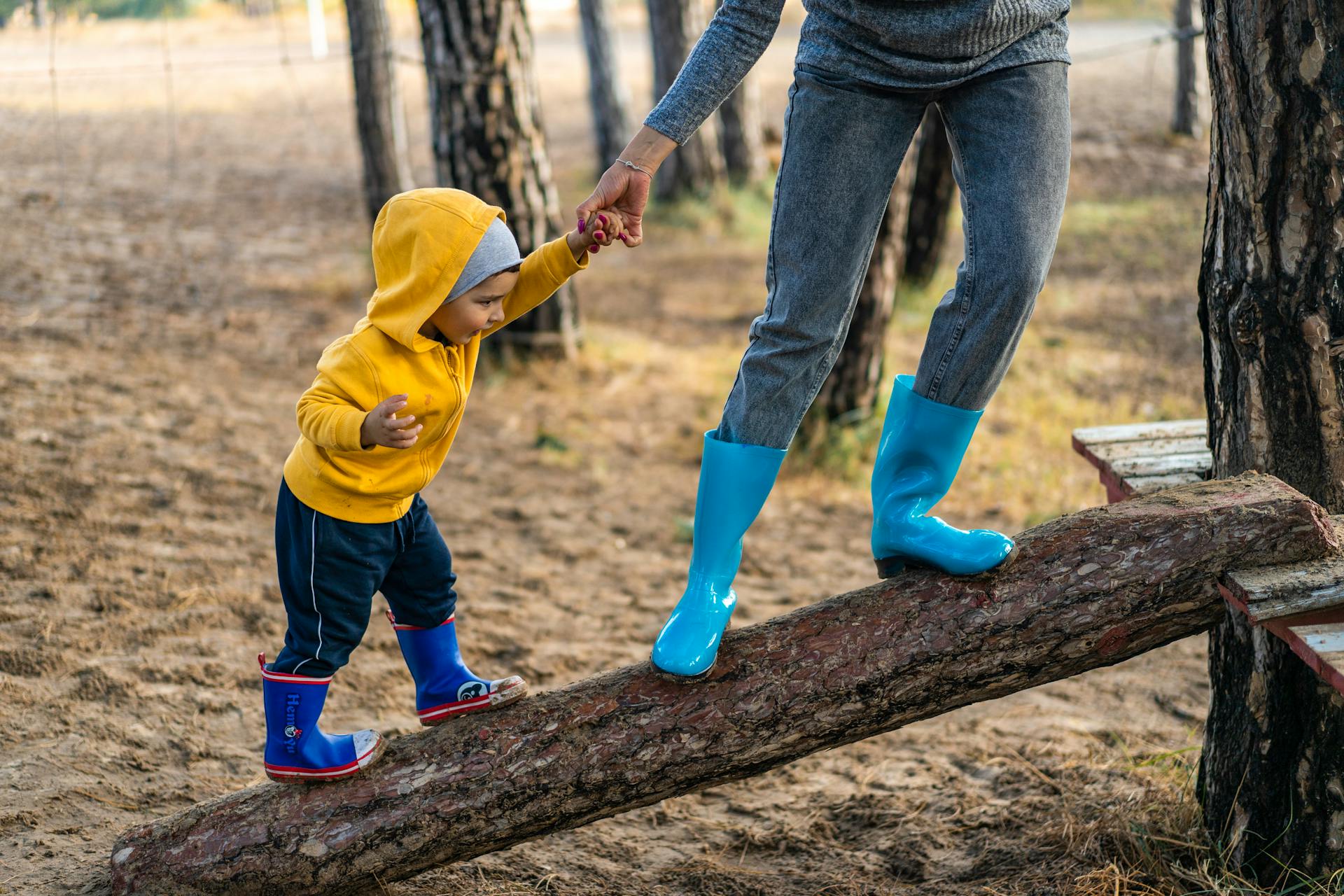Un parent jouant avec un enfant | Source : Pexels
