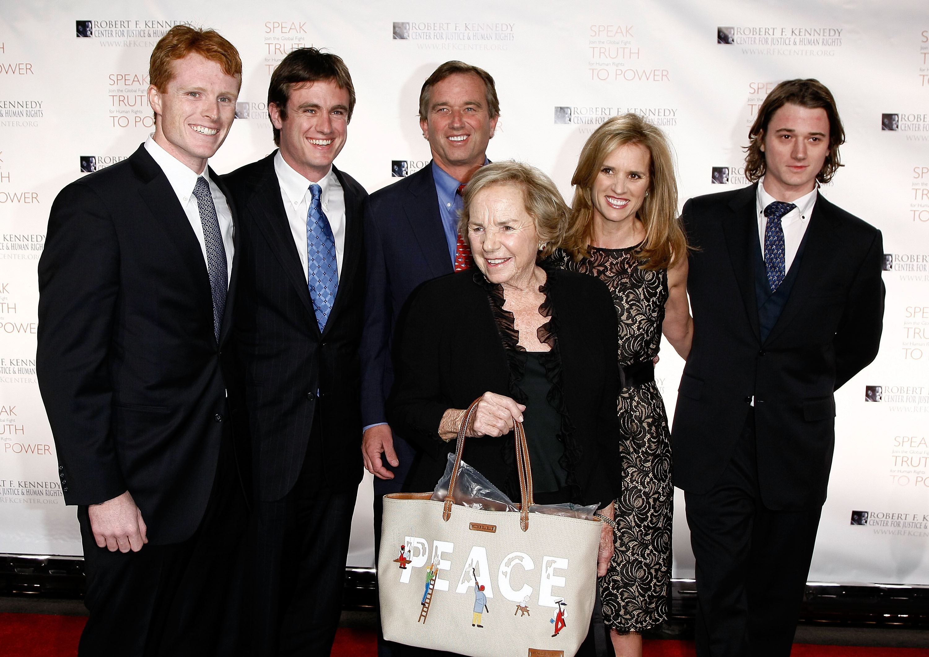 Joseph Kennedy, Matt Kennedy, Robert F. Kennedy Jr, Ethel Kennedy, Kerry Kennedy et Bobby Kennedy III assistent au gala d'inauguration du pont du Centre Robert F. Kennedy pour la justice et les droits de l'homme à New York, le 19 novembre 2008 | Source : Getty Images