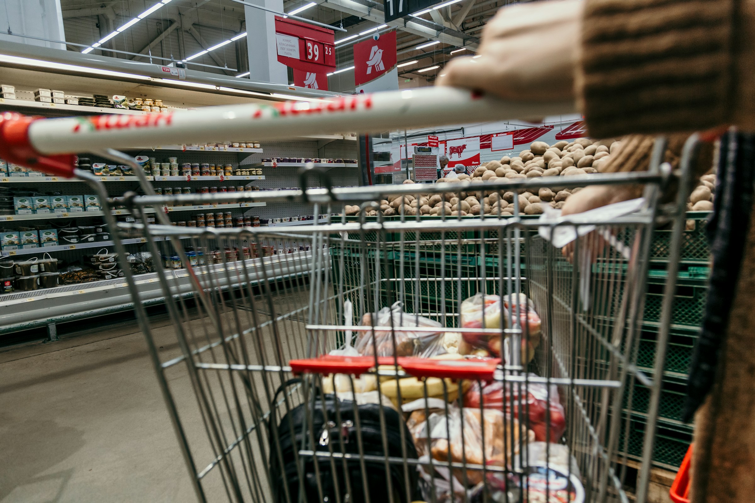 Un chariot d'épicerie rempli de marchandises | Source : Pexels