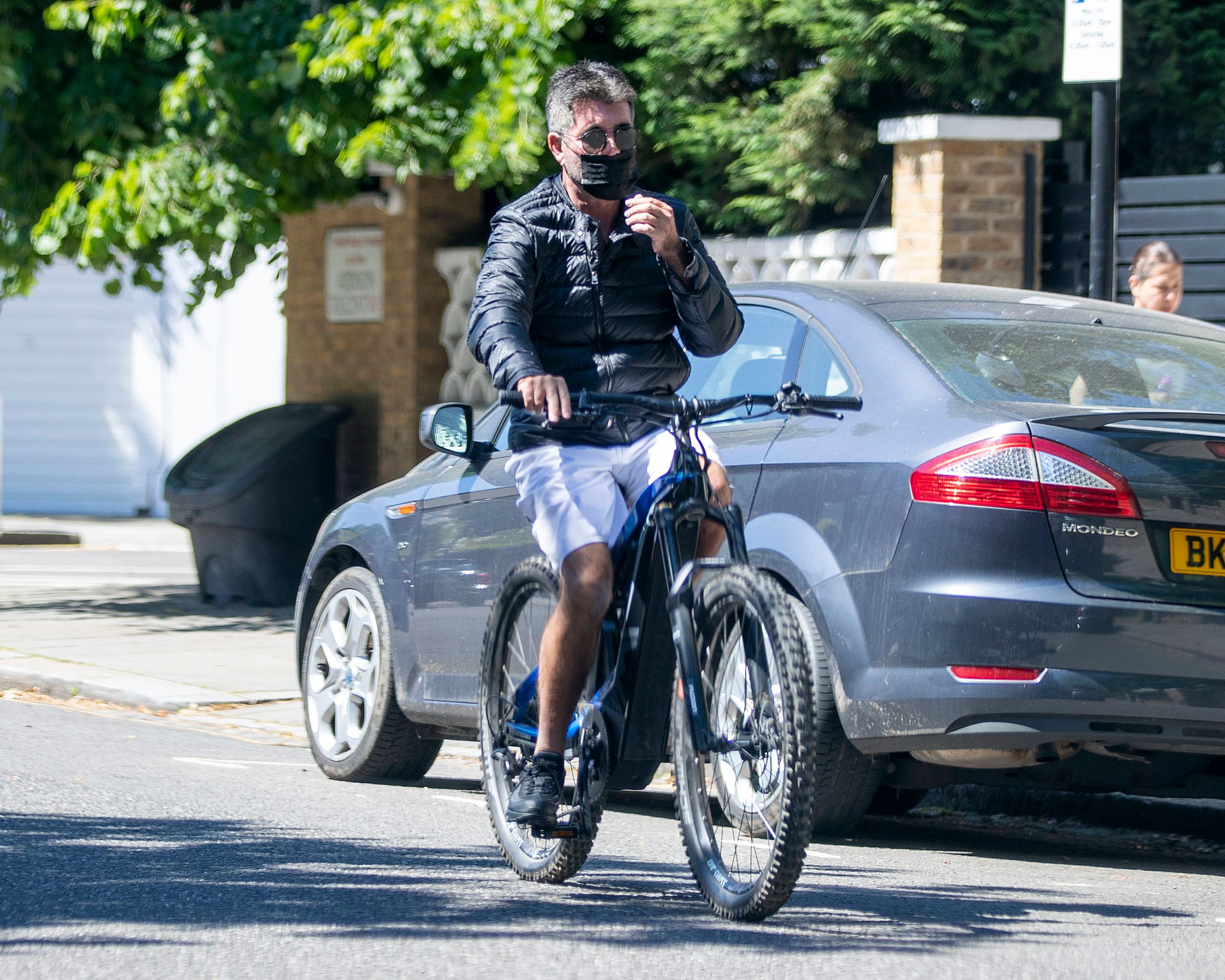 Simon Cowell sur son vélo électrique le 15 juin 2021 à Londres, Angleterre | Source : Getty Images