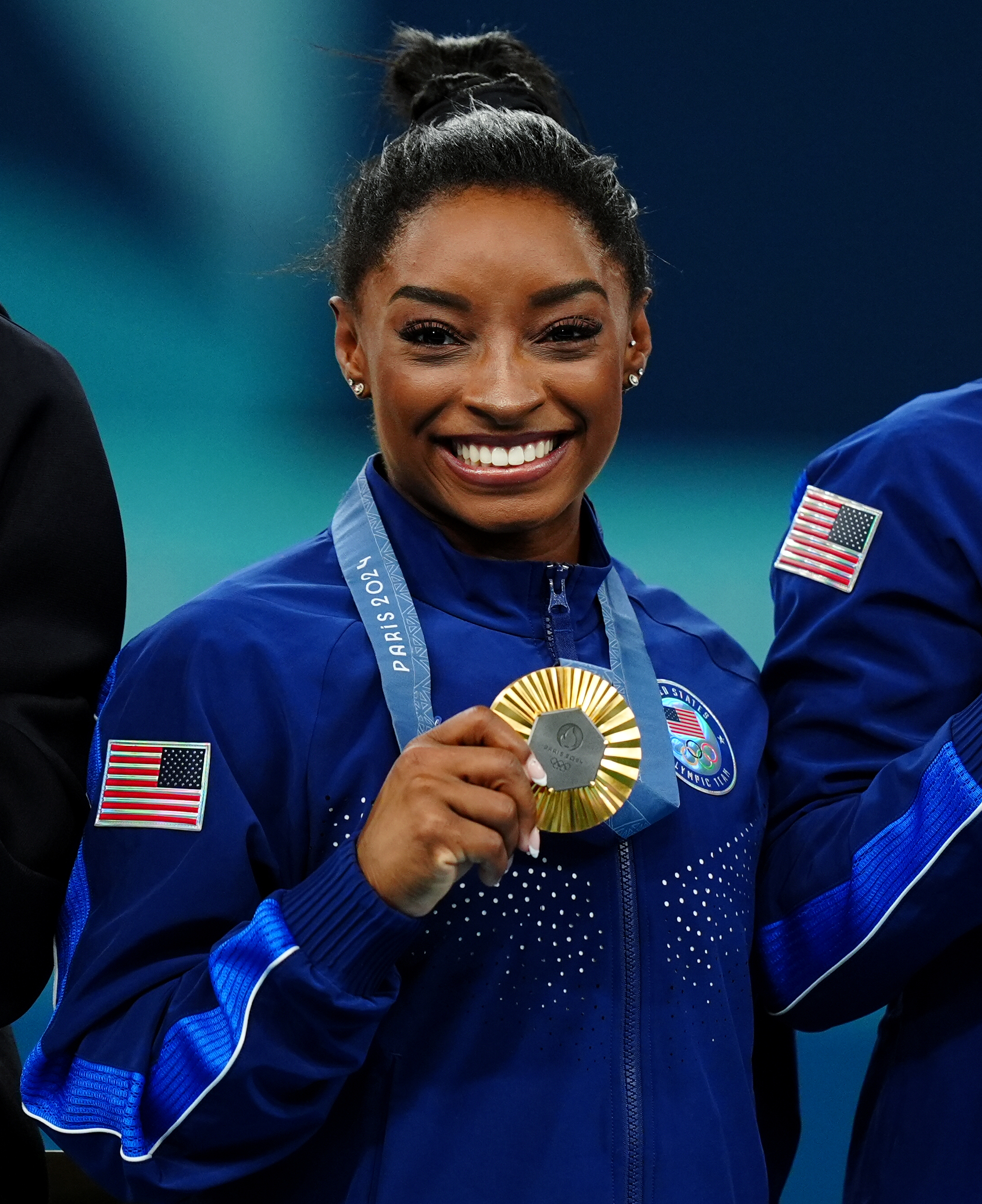 Simone Biles célébrant sa médaille d'or lors de la cérémonie de remise des médailles de la finale de l'équipe féminine de gymnastique artistique à Paris, France, le 30 juillet 2024 | Source : Getty Images