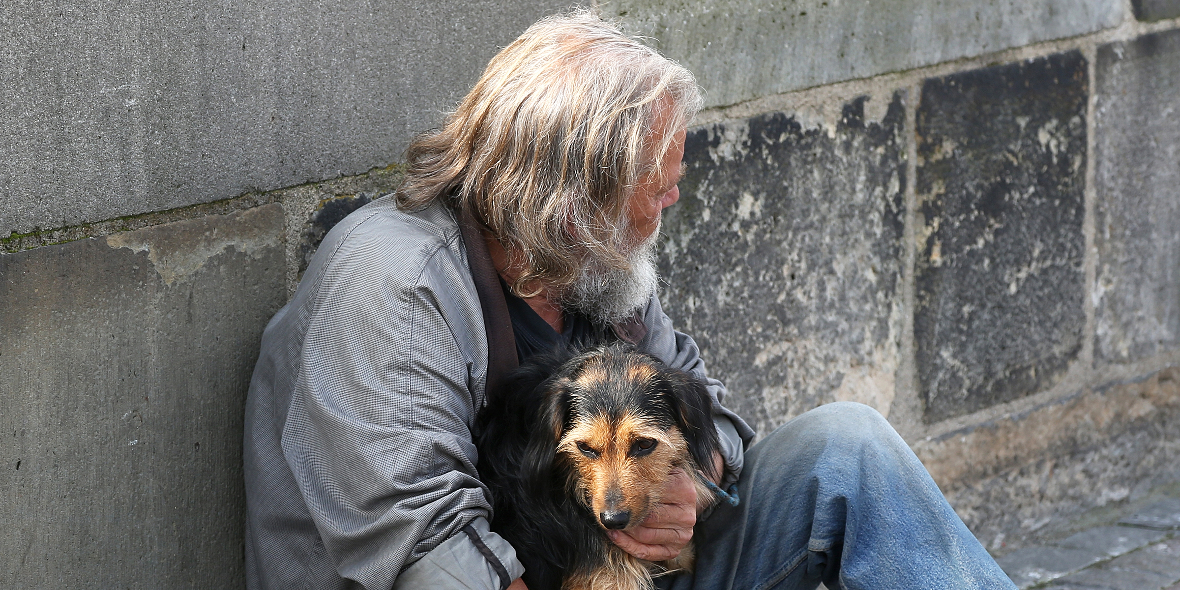 Un homme avec un chien | Source : Shutterstock