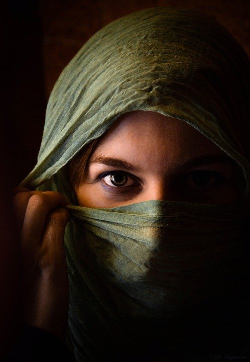 Une femme qui cache son nez. | Photo : Pixabay