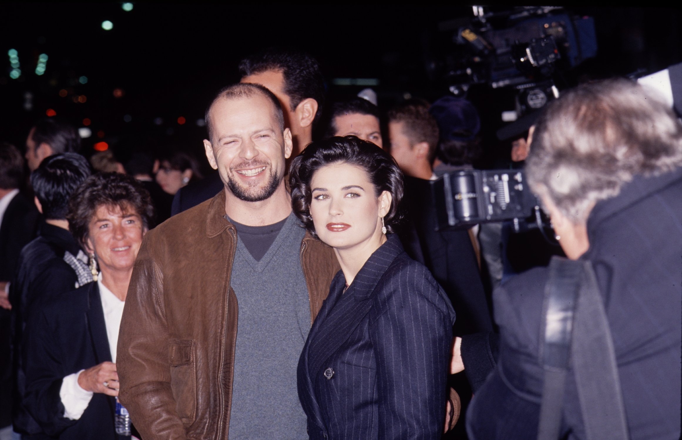 Bruce Willis et Demi Moore photographiés ensemble lors d'un événement pendant leur relation. | Photo : Getty Images