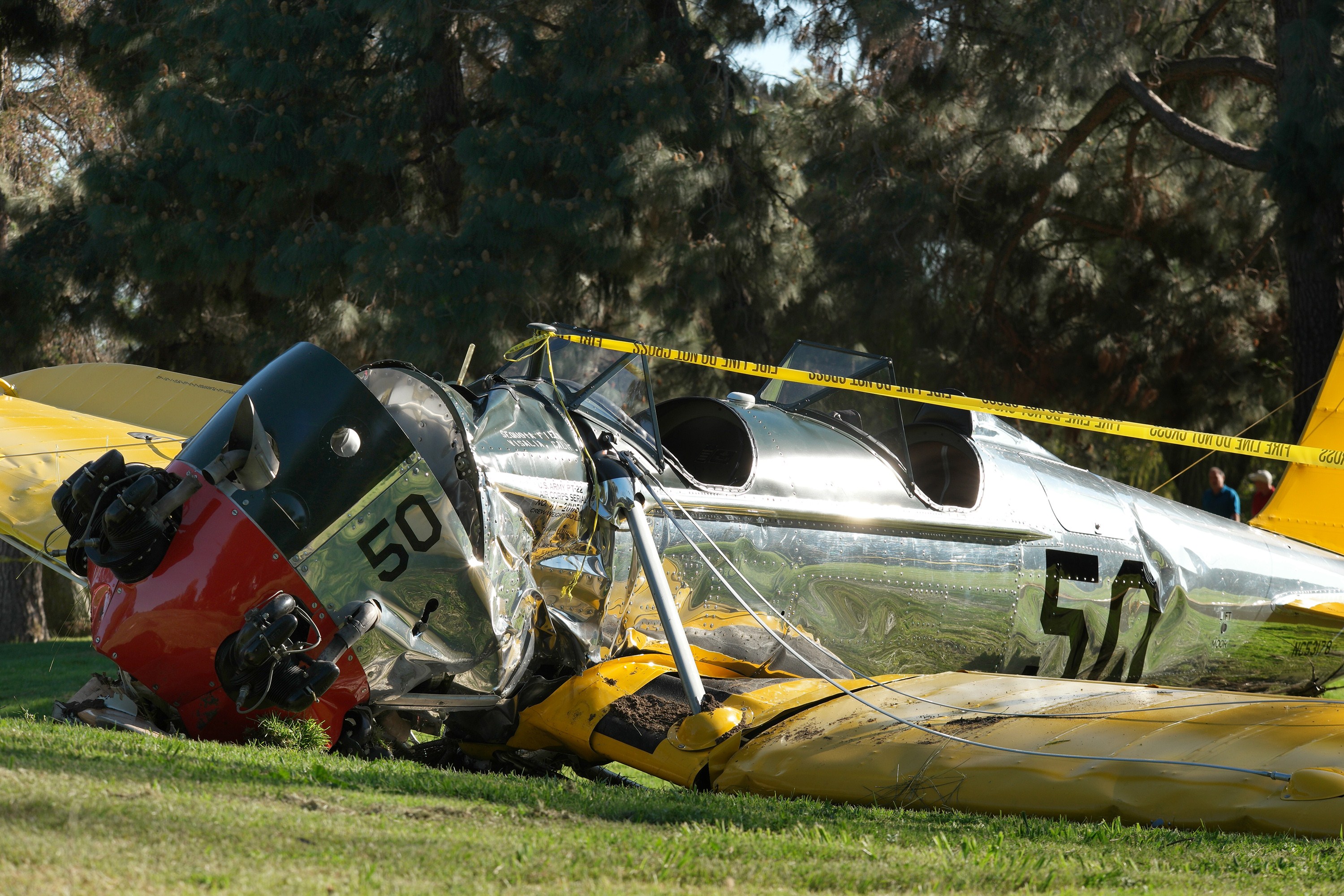 Le petit avion appartenant à Harrison Ford vu après qu'il se soit écrasé au Penmar Golf Course à Venice, Californie, le 5 mars 2015. | Source : Getty Images