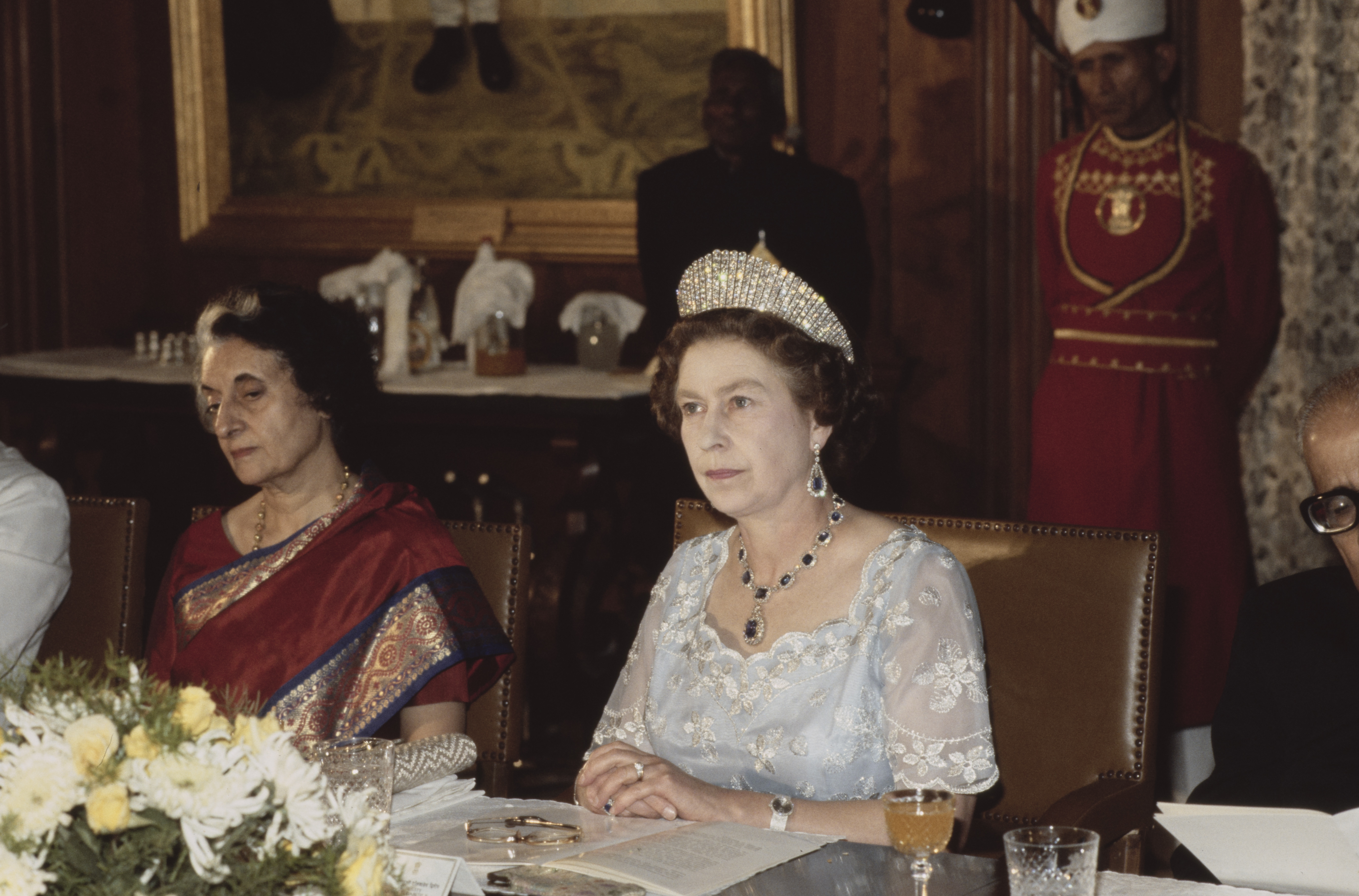 La reine Élisabeth II porte la tiare Kokoshnik lors d'un banquet d'État à Delhi, en Inde, le 18 novembre 1983 | Source : Getty Images